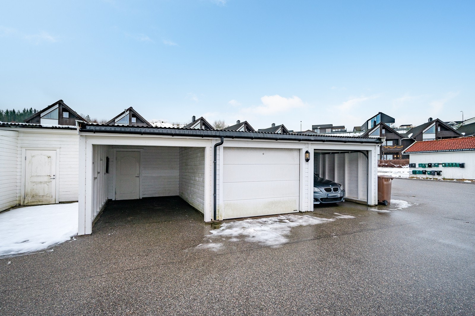 Boligen har egen garasje med automatisk portåpner. Galleribilde