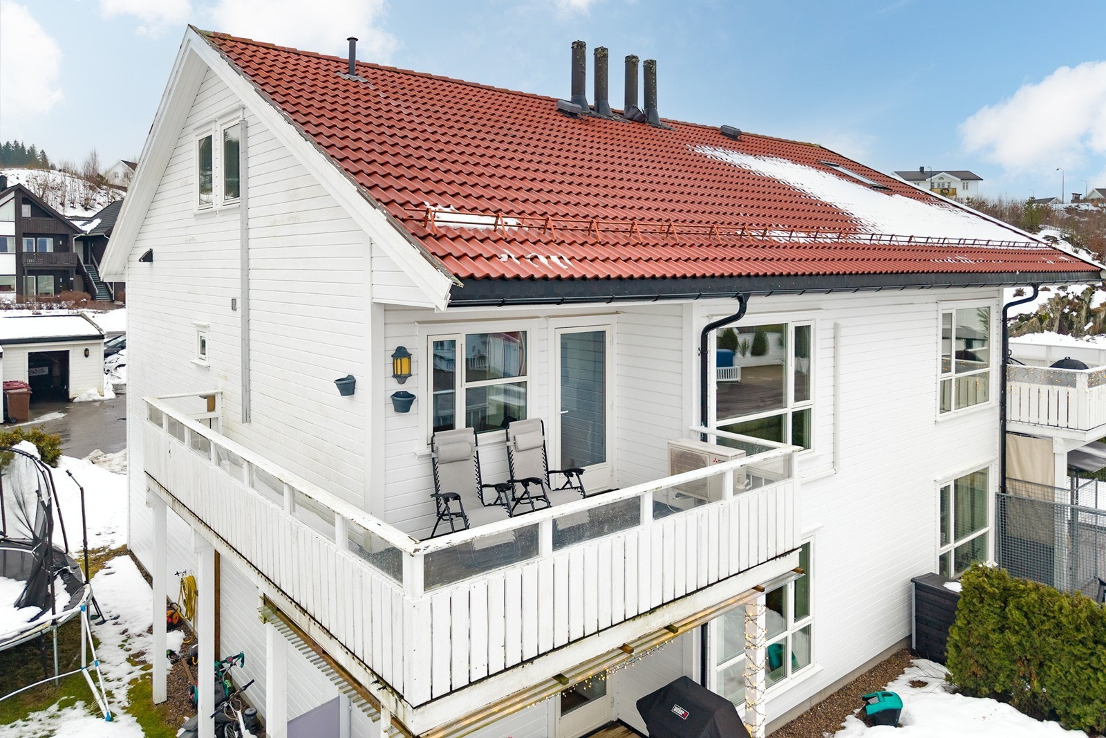 Solrik terrasse ut fra kjøkken Galleribilde