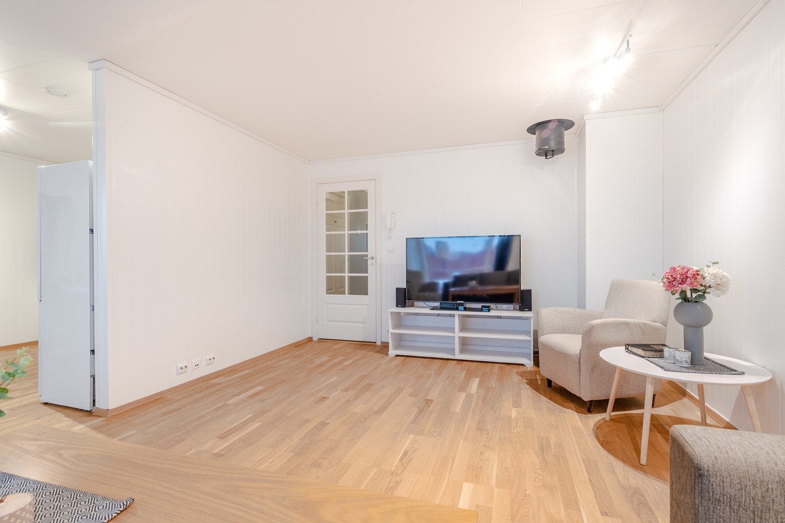 Varmekabler i gulv og isolert stålpipe med mulighet for ildsted Galleribilde