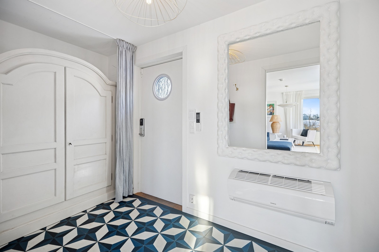 Velkommen inn! Lys og pen entré med god plass til oppbevaring av klær- og sko. Galleribilde