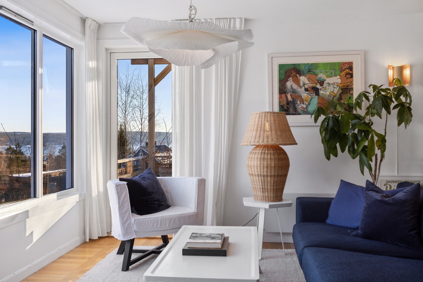 De store vindusflatene i stuen gir rikelig med naturlig lys og ivaretar den flotte utsikten mot fjorden. Galleribilde