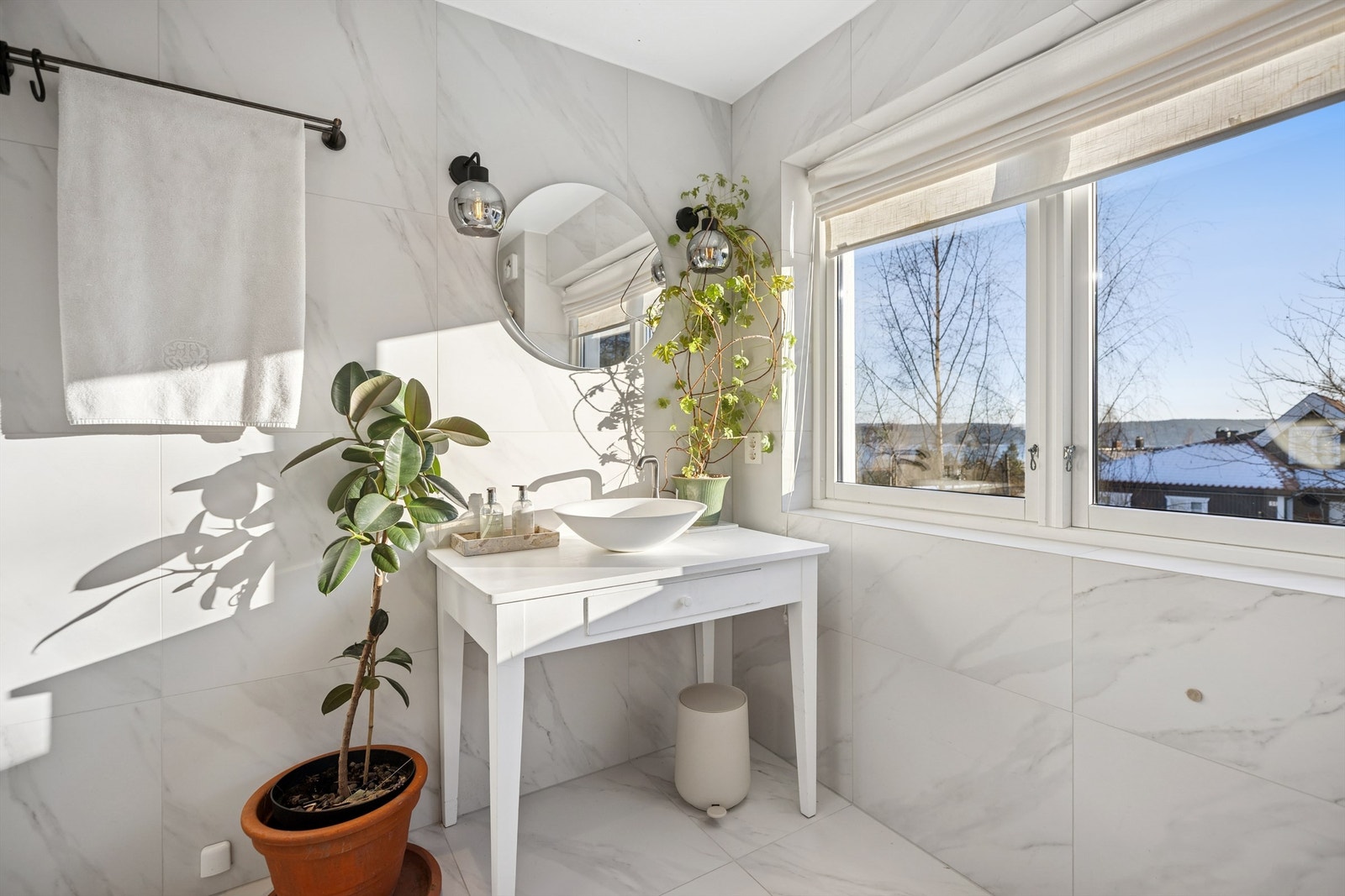 Badet er innredet med kombinert veggmontert og gulvstående innredning med ovenpåliggende servant og ettgreps armatur og speil med integrert belysning. Galleribilde