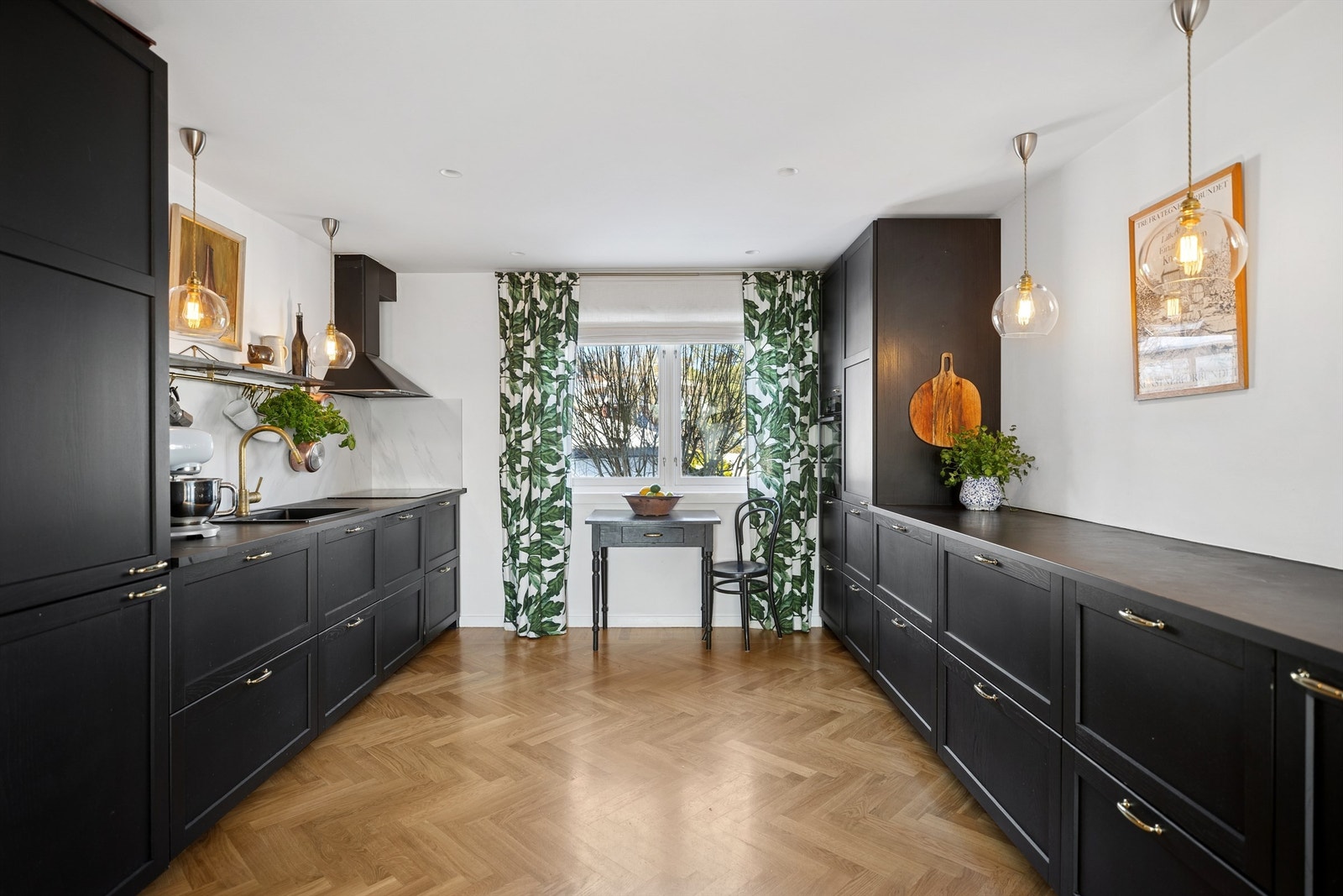 Moderne IKEA kjøkken fra 2019 med profilerte fronter og laminert benkeplate. Galleribilde