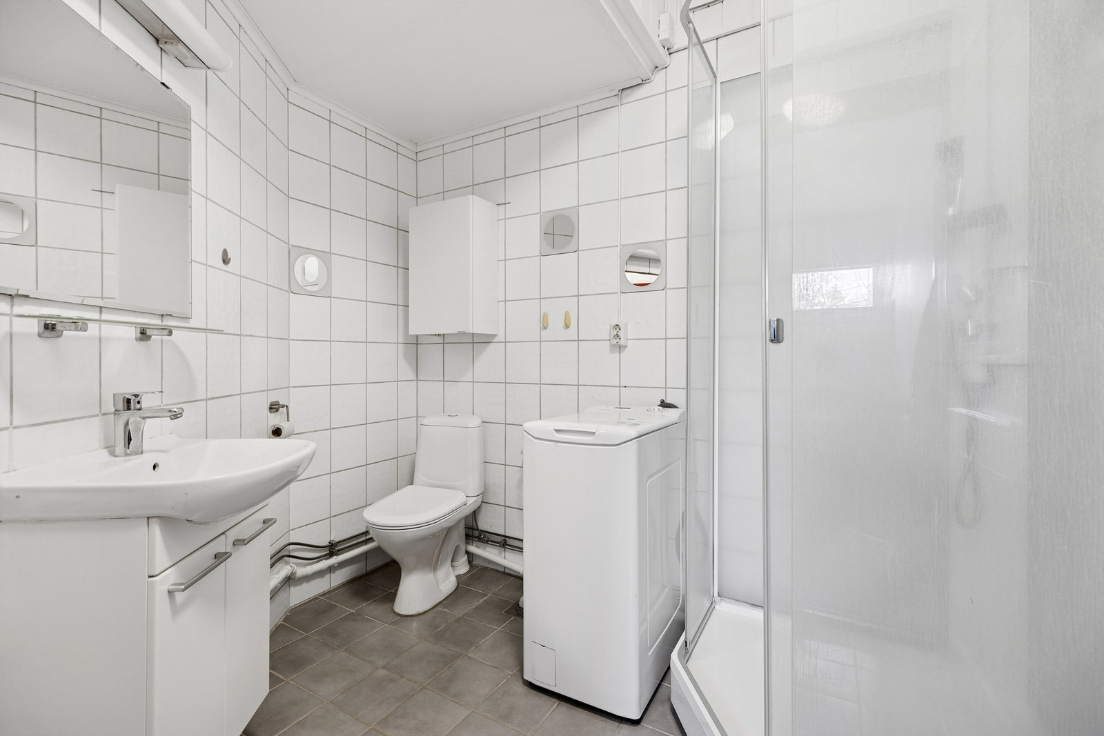 Baderom opplyst rehabilitert i 2002, med flislagt gulv med gulvvarme og flislagte vegger. Galleribilde