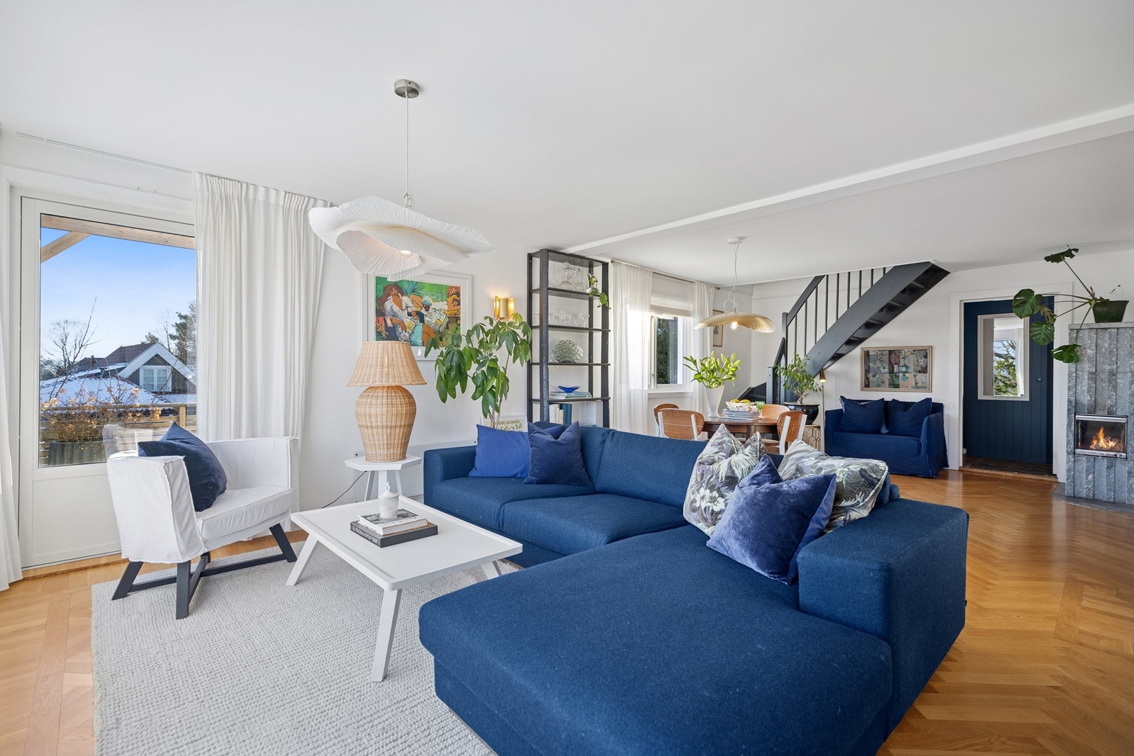 Stor og luftig stue- og spisestue med en behagelig og innbydende atmosfære, samt rikelig plass til ønsket møblering. Galleribilde