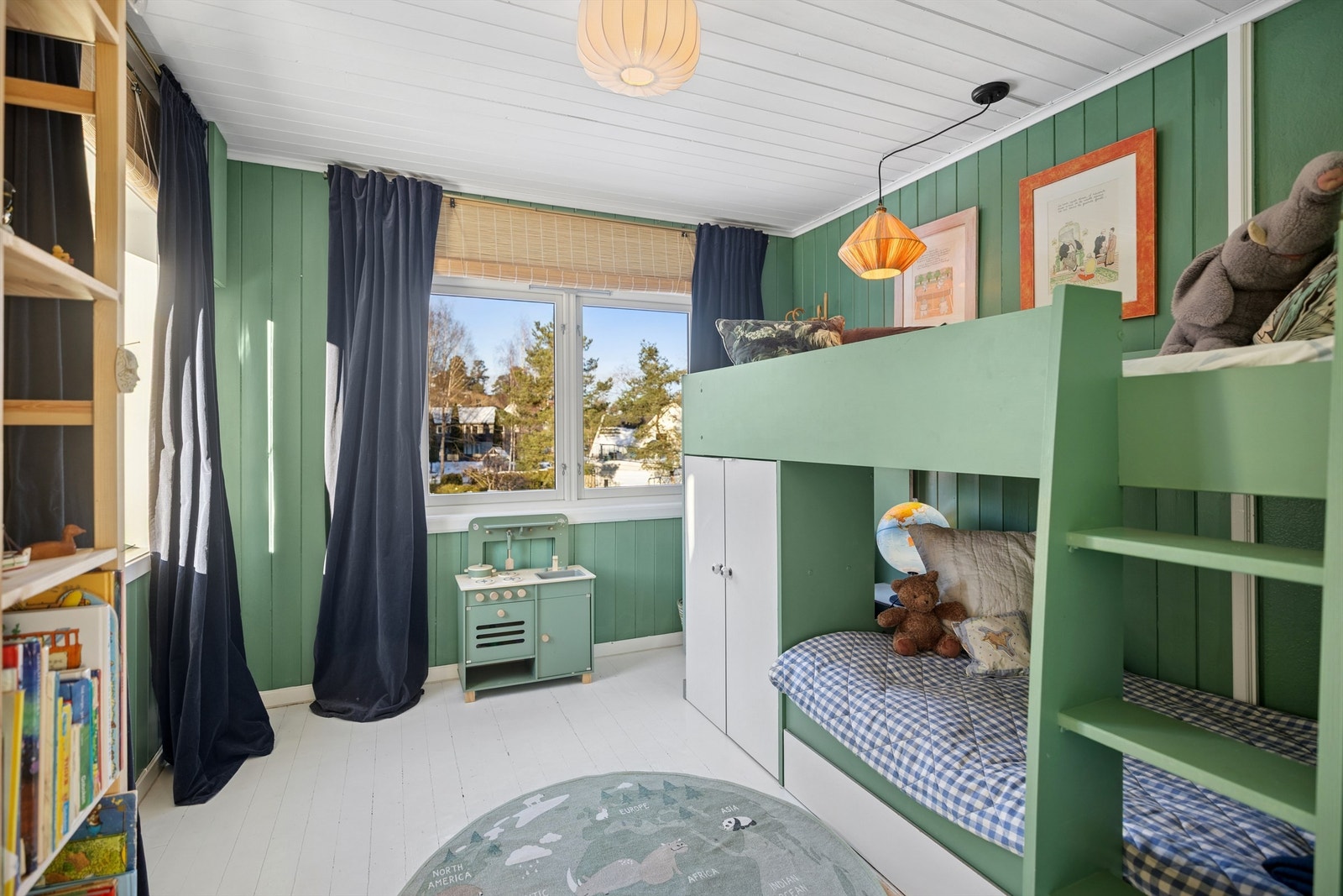 Koselig barnerom med vakker grønnfarge på veggene, som gir en lun og inspirerende atmosfære. Rommet har god plass til seng, oppbevaring og plass for lek og moro. Galleribilde