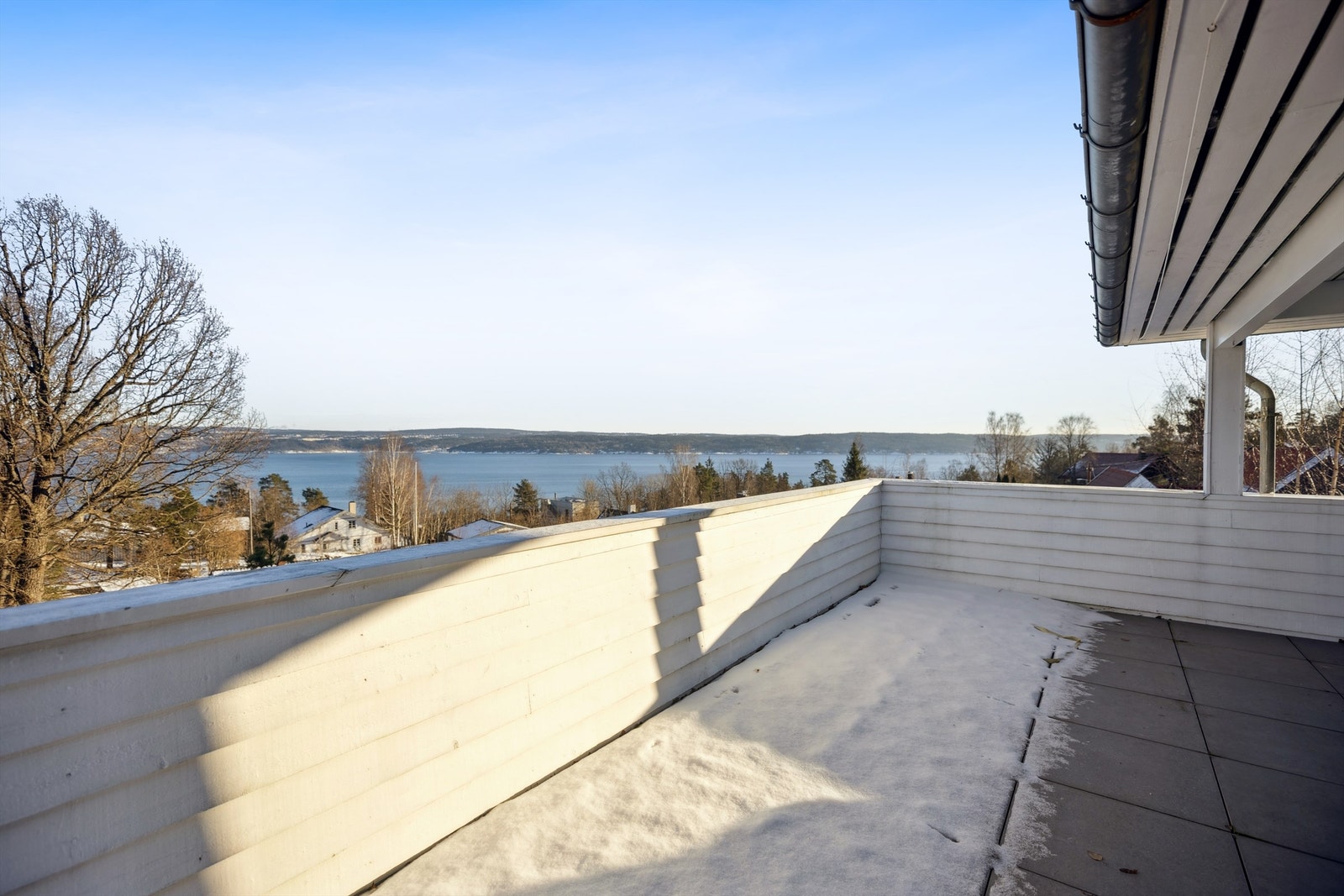 Takterrassen på 30 kvm er delvis overbygget og har panoramautsikt mot fjorden. Galleribilde