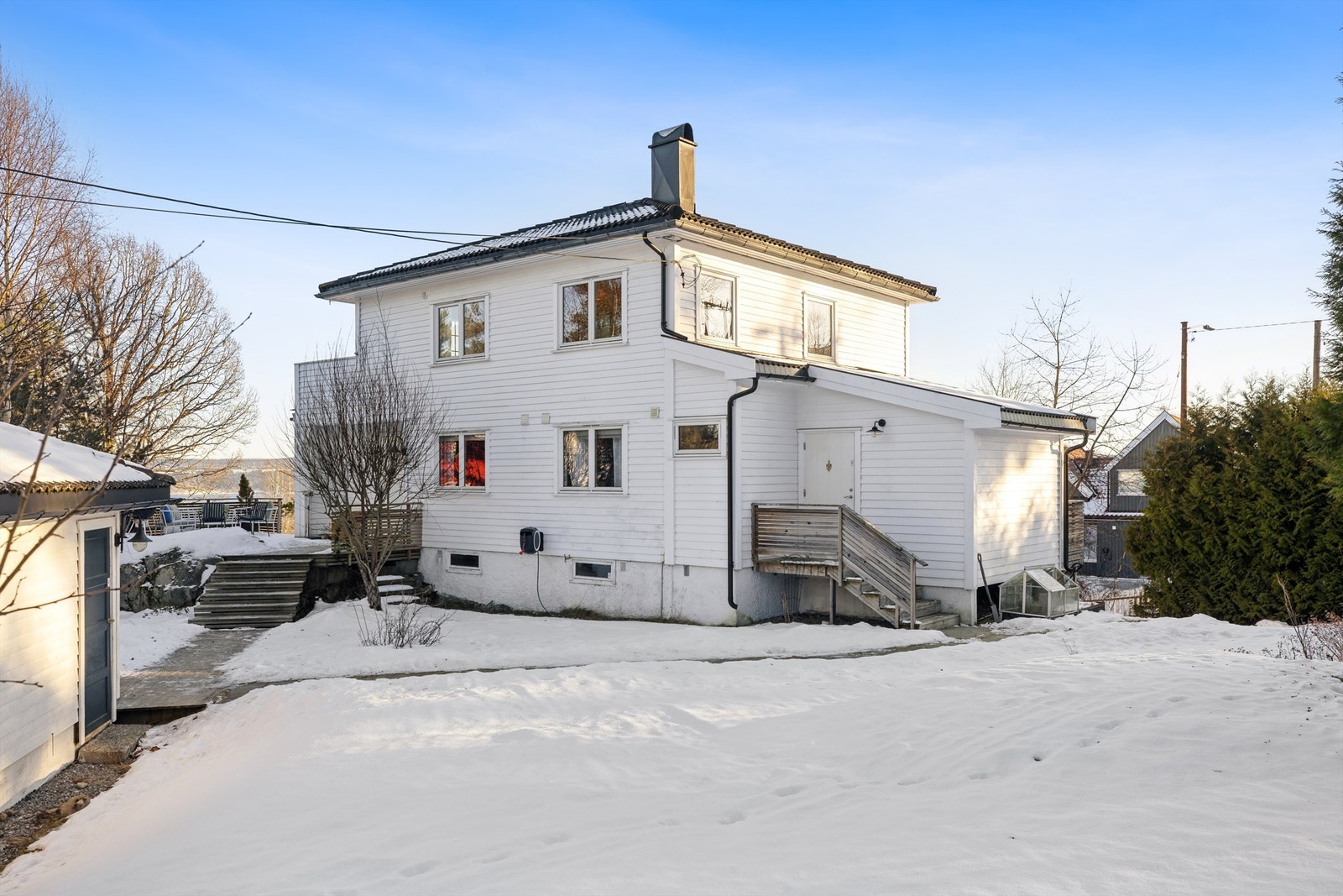 Boligen har en hybel på ca. 30 kvm med egen inngang. Galleribilde