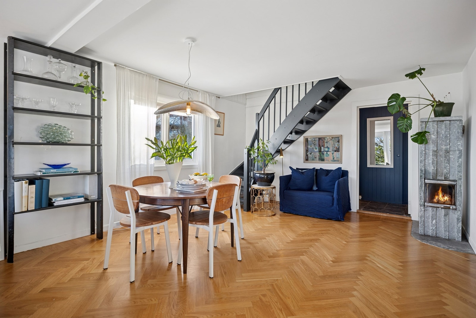 Det er god plass til spisebord for hyggelige sammenkomster med familie og venner. Galleribilde