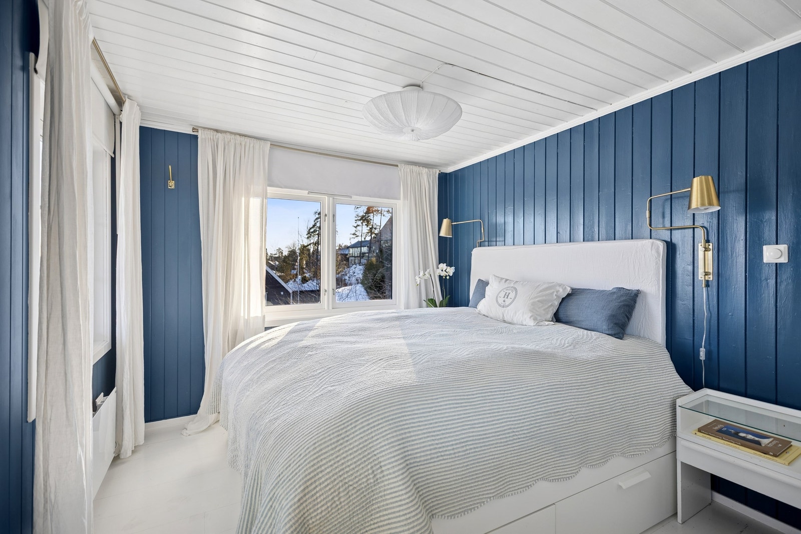 Her er det rikelig med plass til dobbeltseng og tilhørende nattbord. Galleribilde