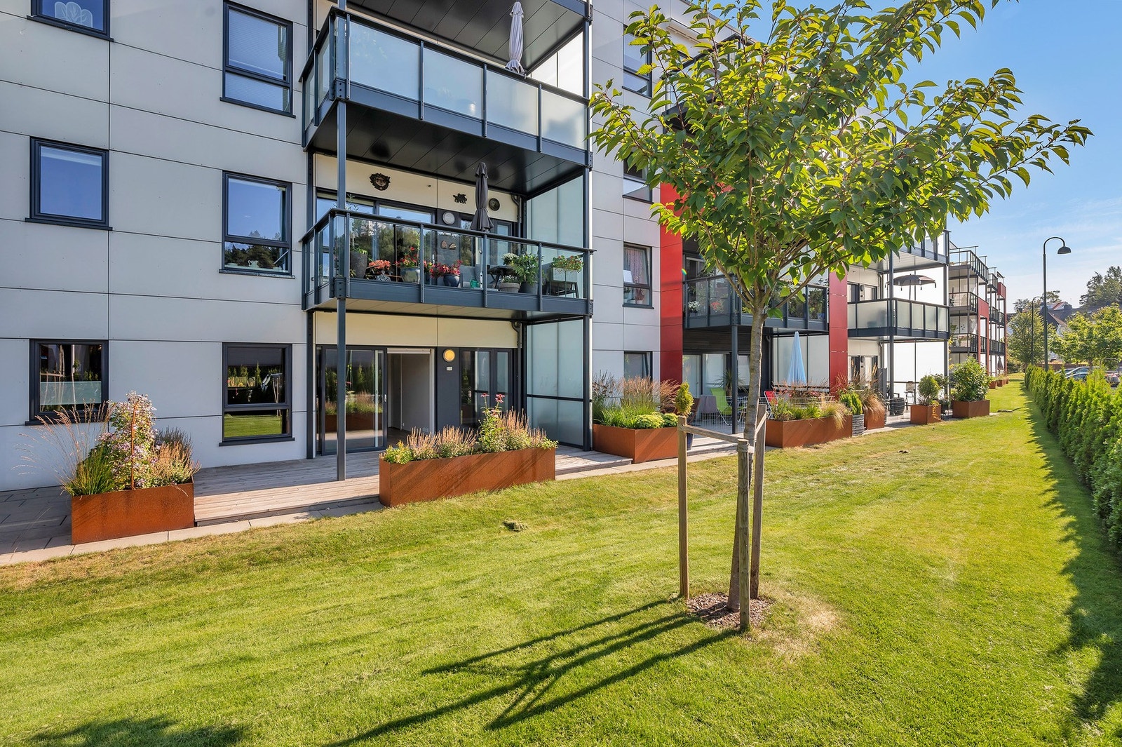 Leiligheten ligger fint til i byggets 1.etasje med direkte utgang til stor og solrik terrasse på rundt 10 kvm. Galleribilde