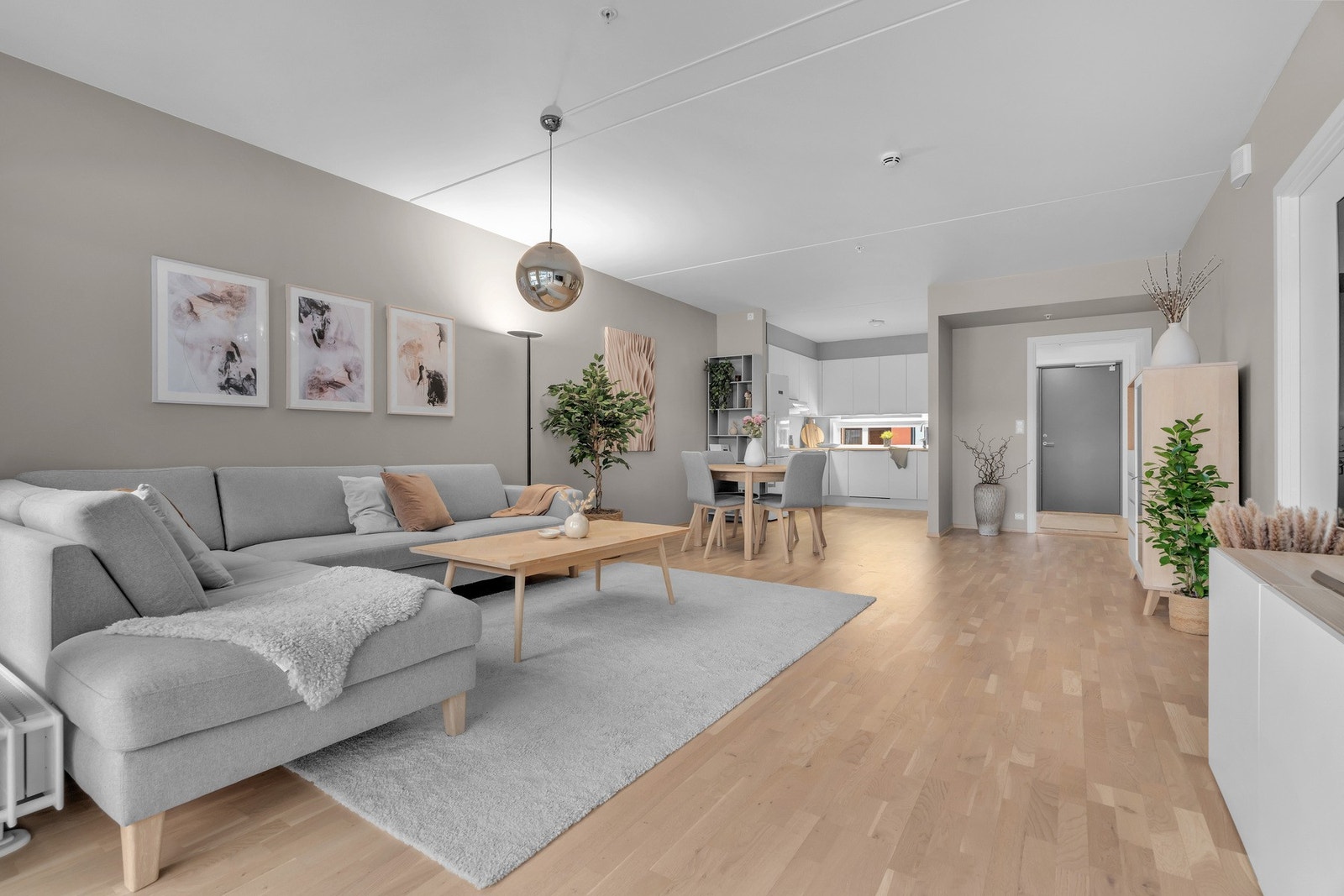 Boligen har parkett i alle oppholdsrom og er malt i tidsriktige, harmoniske farger. Galleribilde