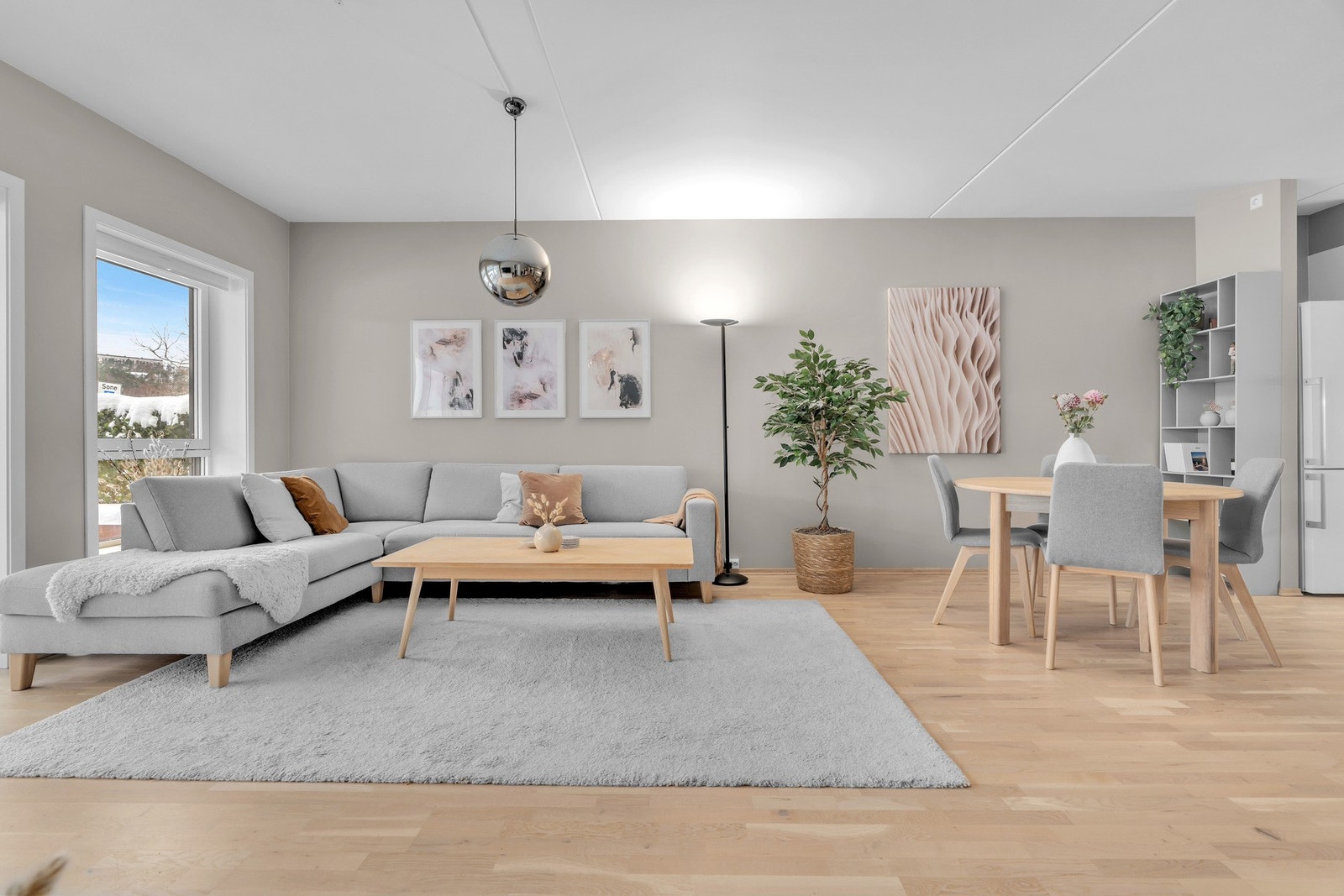 Stuen har en svært god planløsning med store vindusflater som gir rikelig naturlig lys Galleribilde