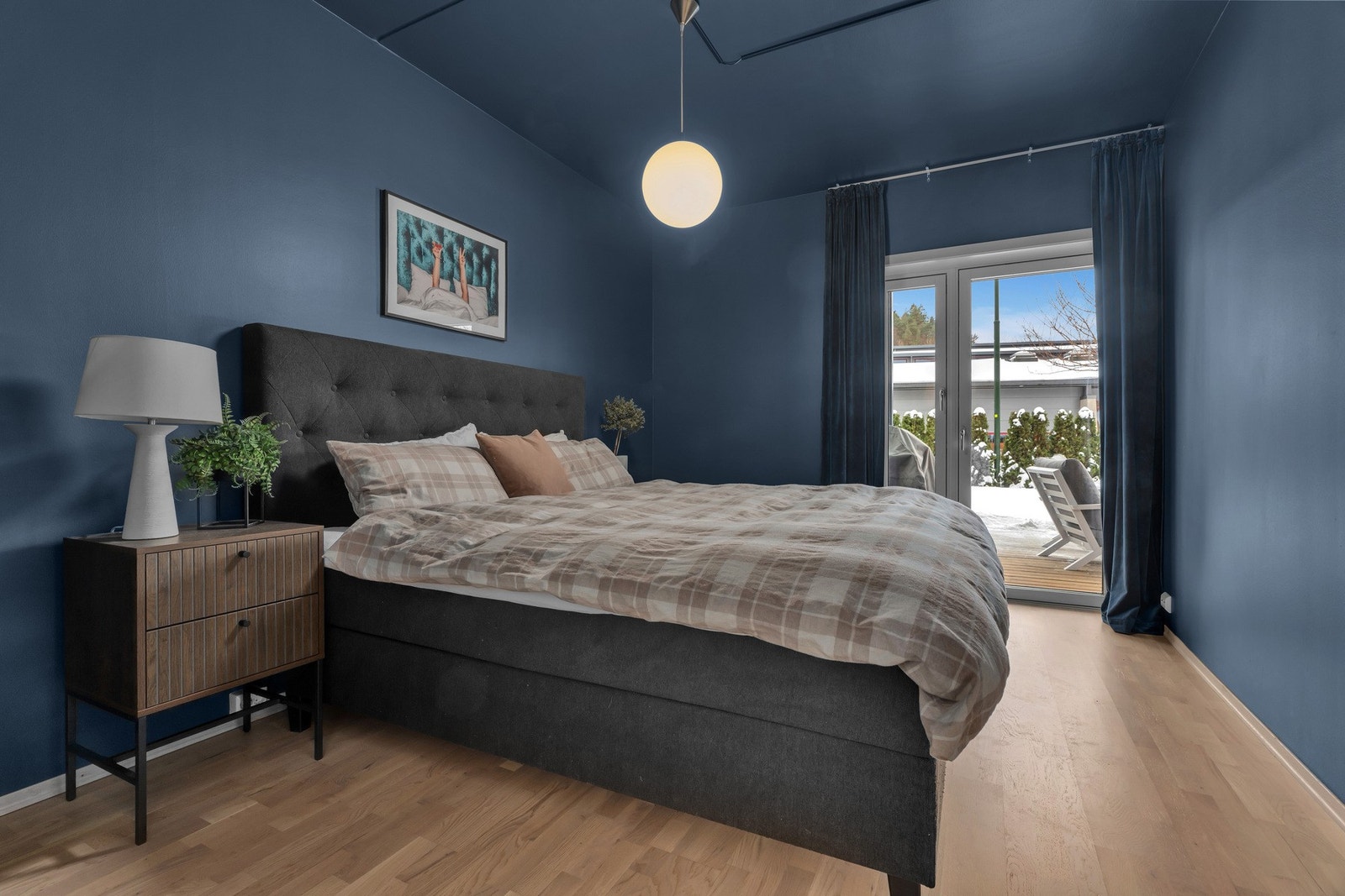 Stort og godt hovedsoverom med god plass til dobbeltseng og nattbord på hver side. Galleribilde