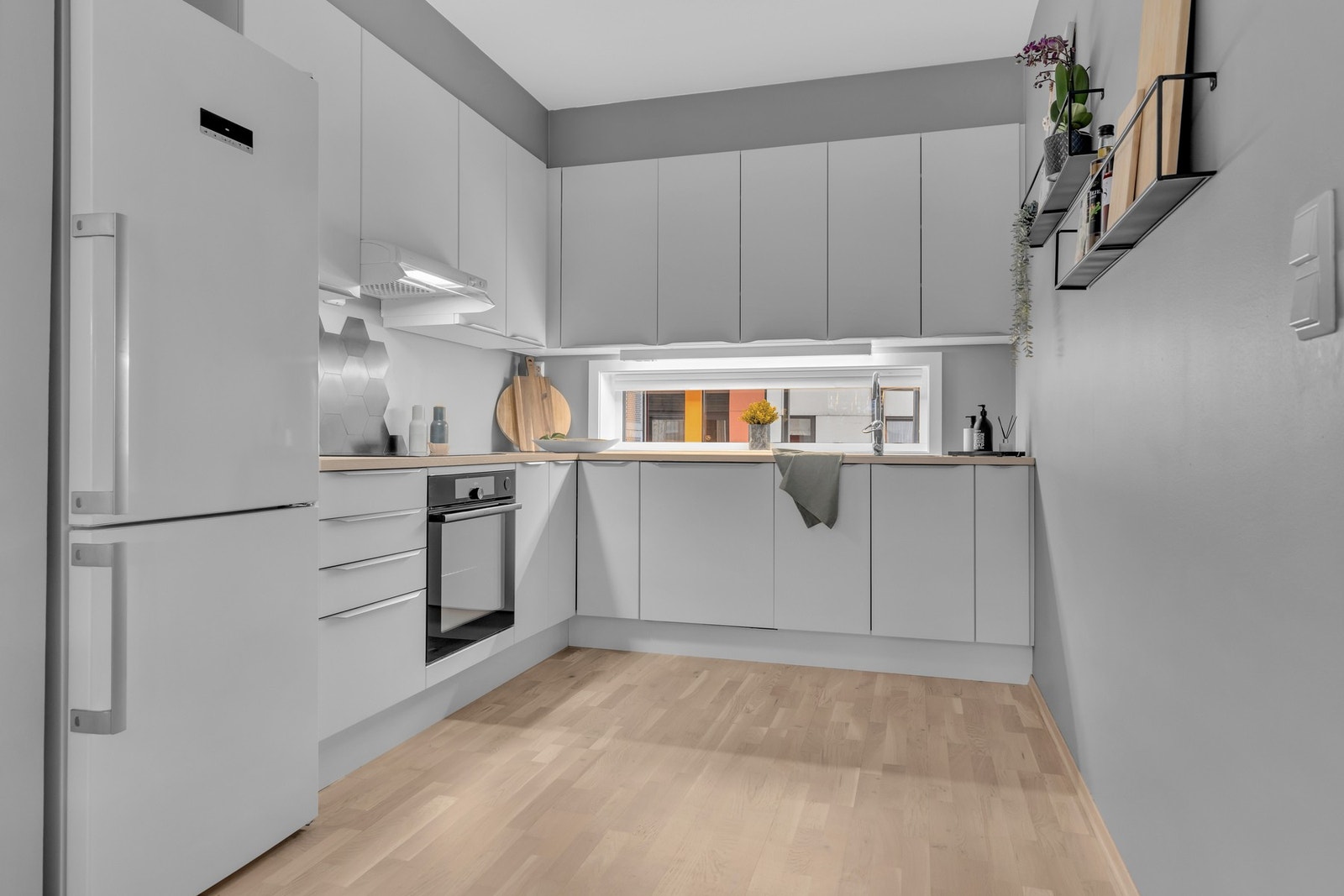 Kjøkkenet er praktisk utformet med gode arbeidsflater, integrert stekeovn, induksjonstopp, opplegg for oppvaskmaskin og plass til kjøleskap med frysedel. Galleribilde