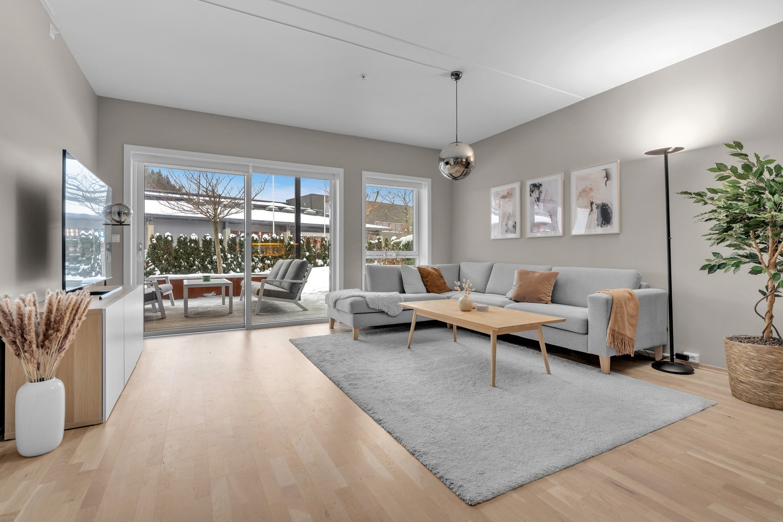 Fra stuen er det utgang til solrik terrasse på ca. 10 kvm. Galleribilde