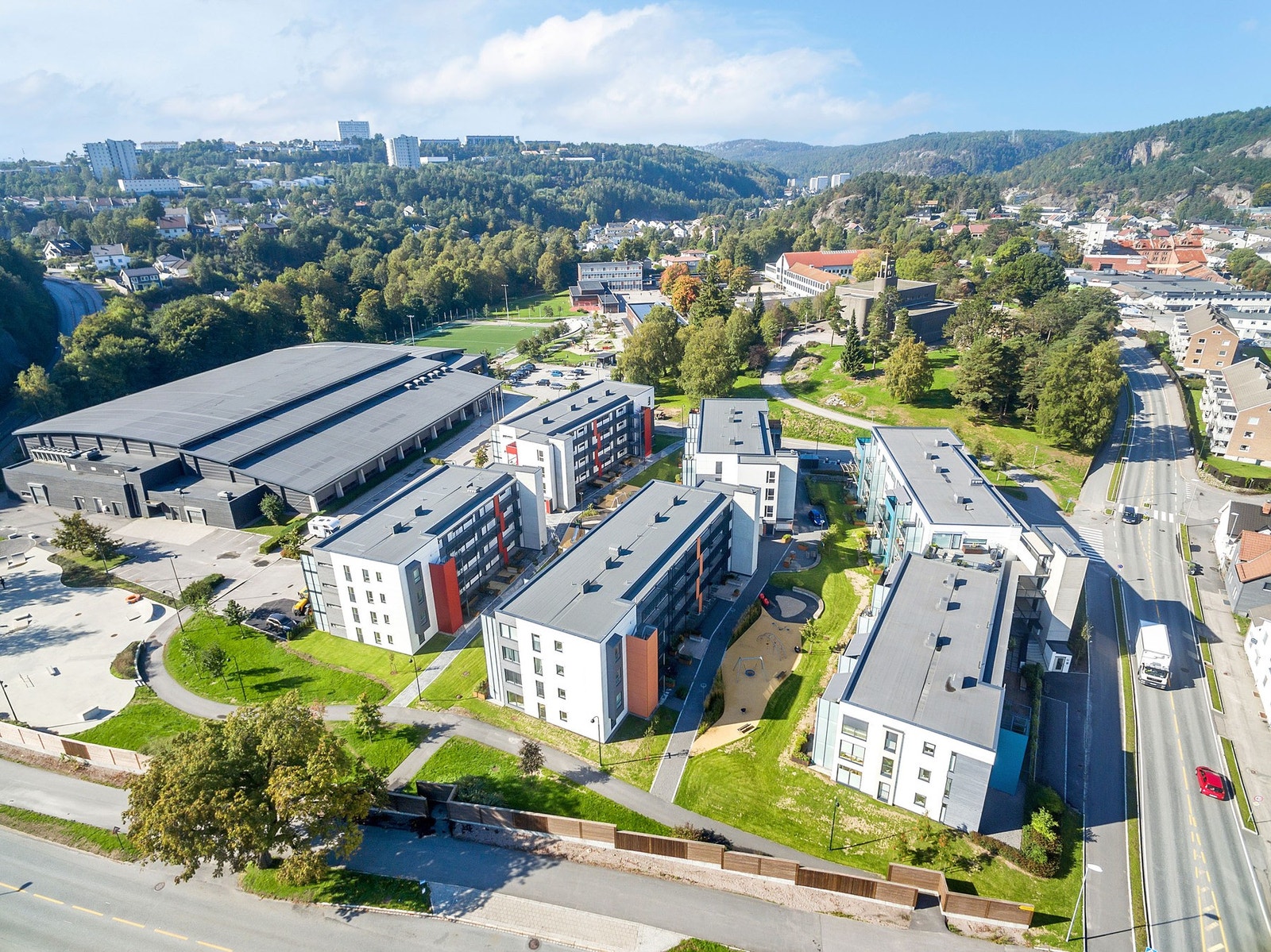 Leiligheten har nærhet til bussholdeplass, butikker og Grim Torg med diverse butikker og servicetilbud. Galleribilde
