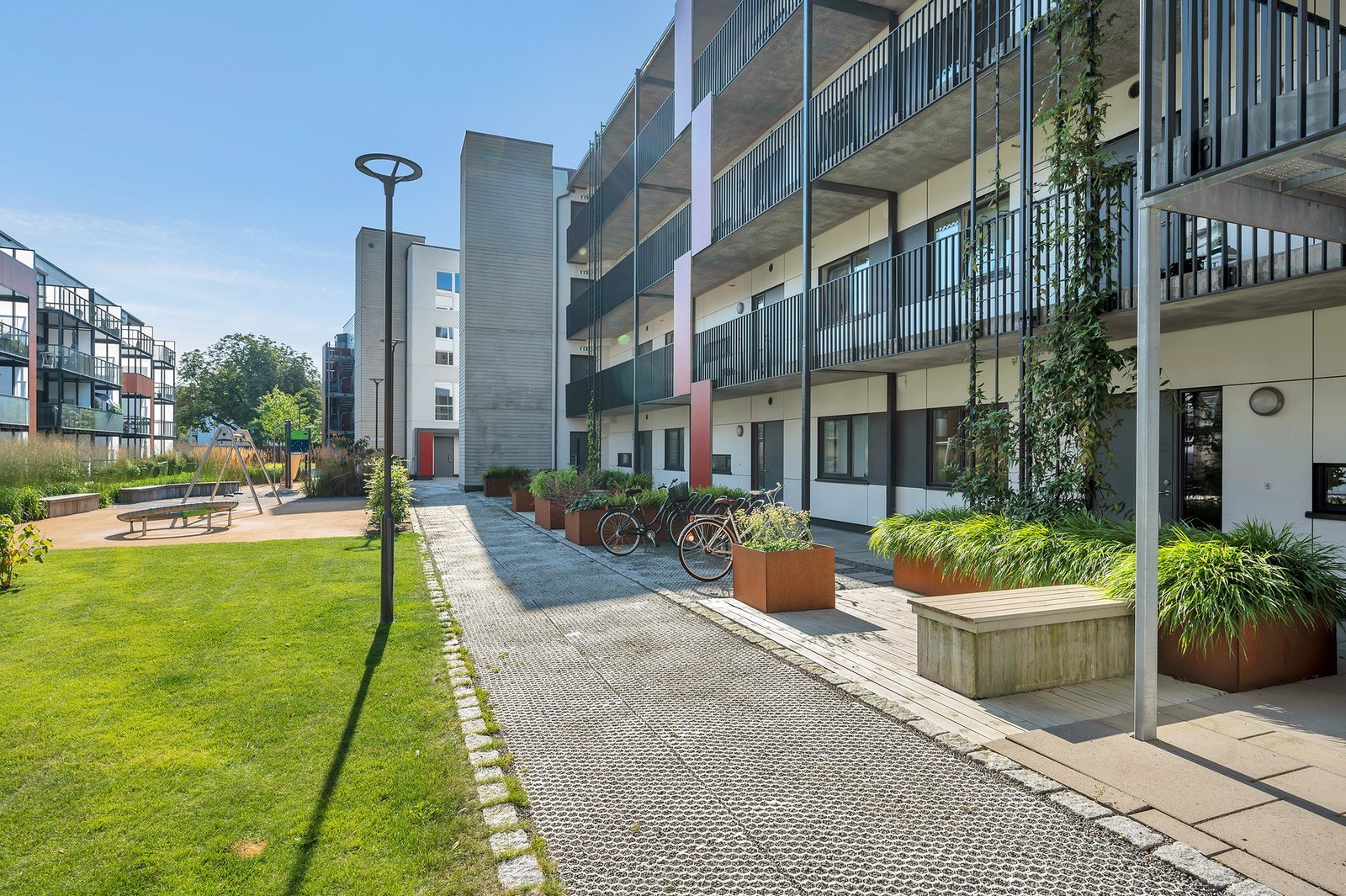 Sameiet har en fint opparbeidet felles tomt med gangstier, sittegrupper og lekeplass. Galleribilde