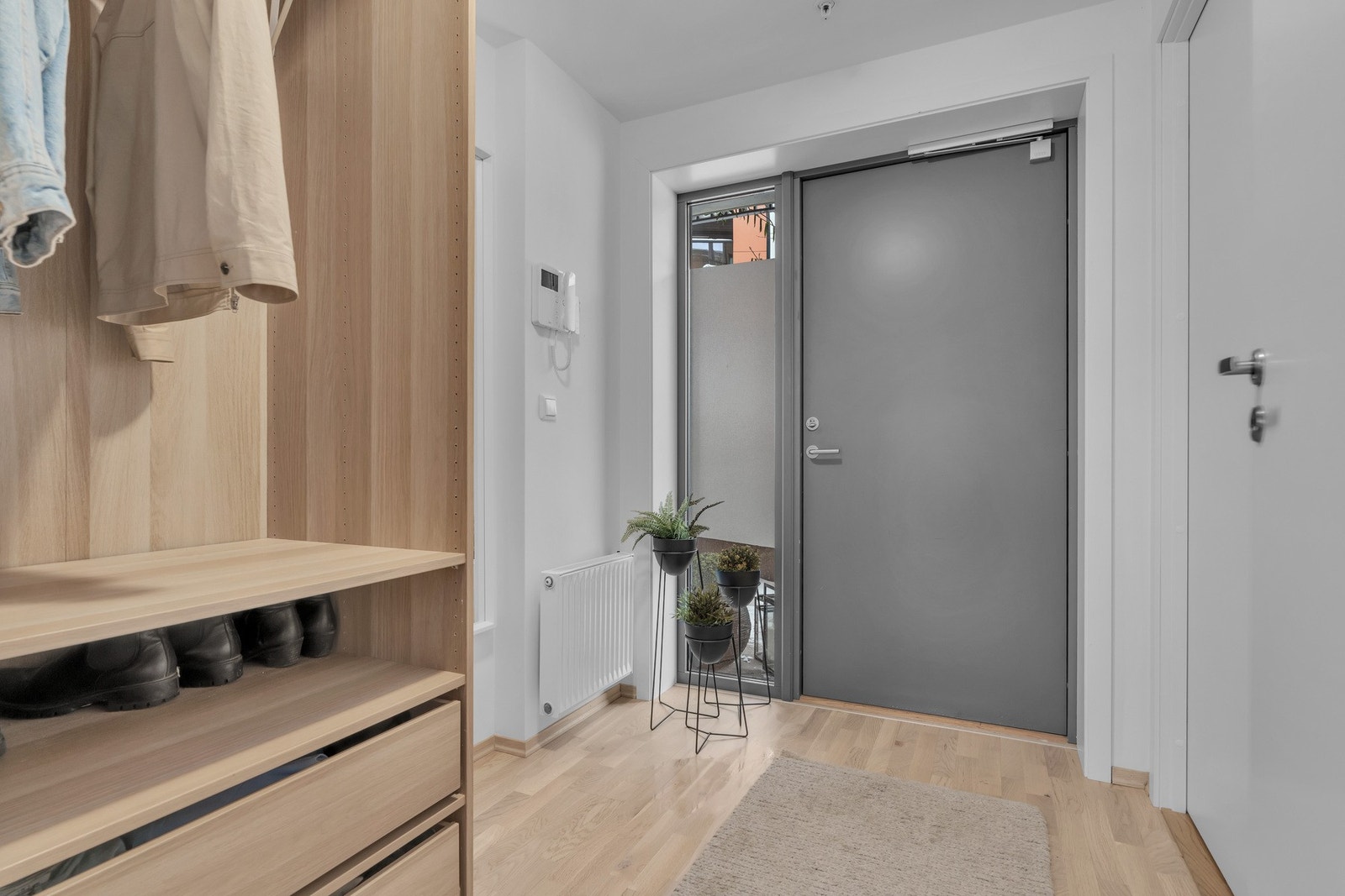 Entréen er innbydende med god plass til yttertøy og sko. Galleribilde