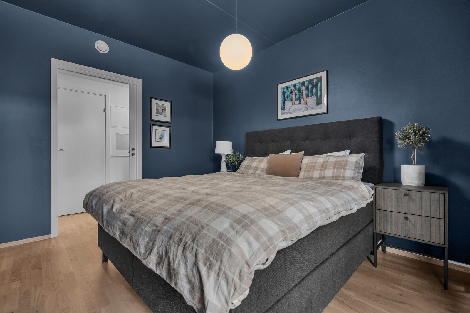 Hovedsoverommet byr på god plass og direkte tilgang til en romslig walk-in garderobe og teknisk rom. Galleribilde