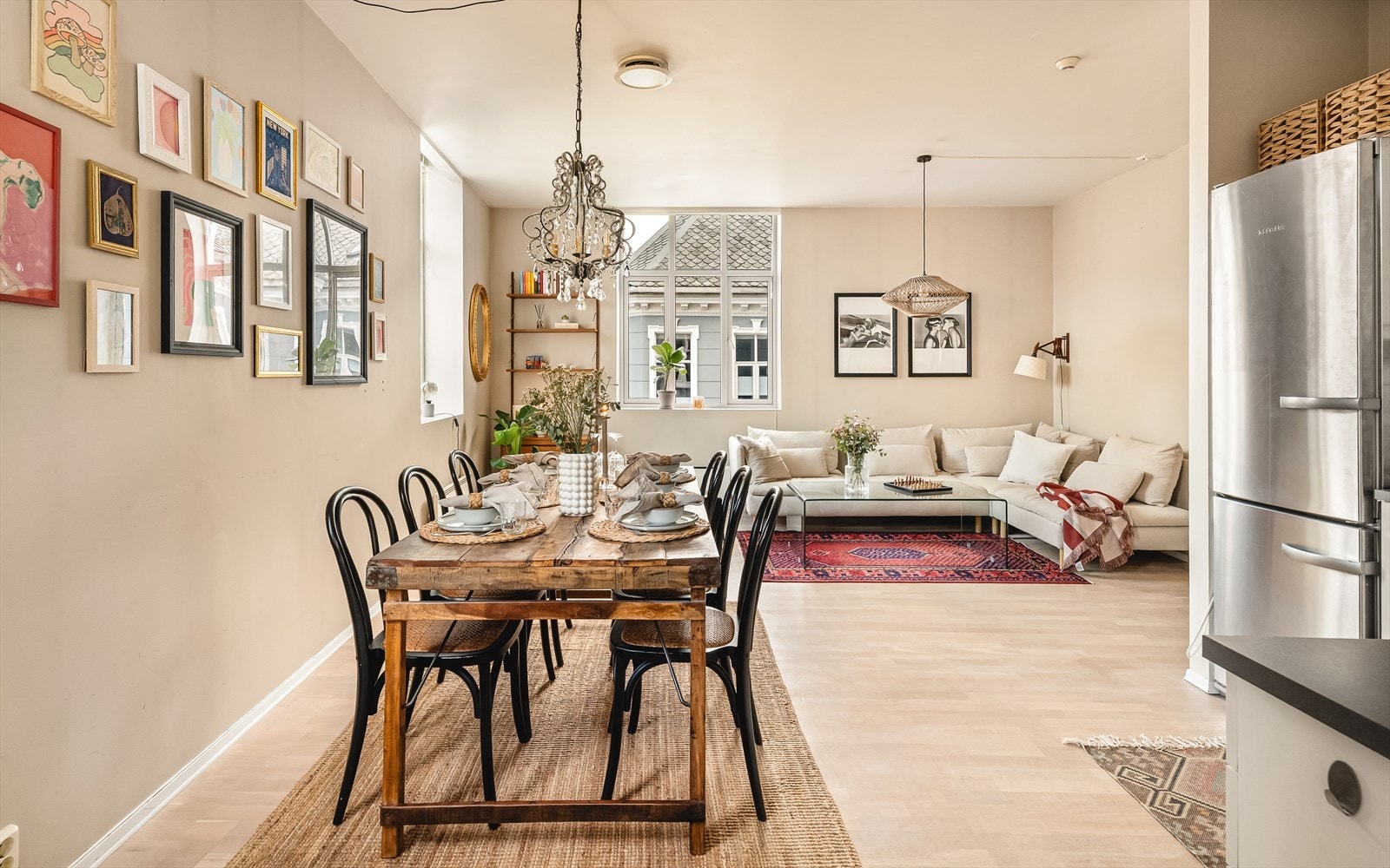 - Leiligheten har et lyst gjennomgående parkettgulv som sørger for et nydelig helhetsinntrykk - Galleribilde