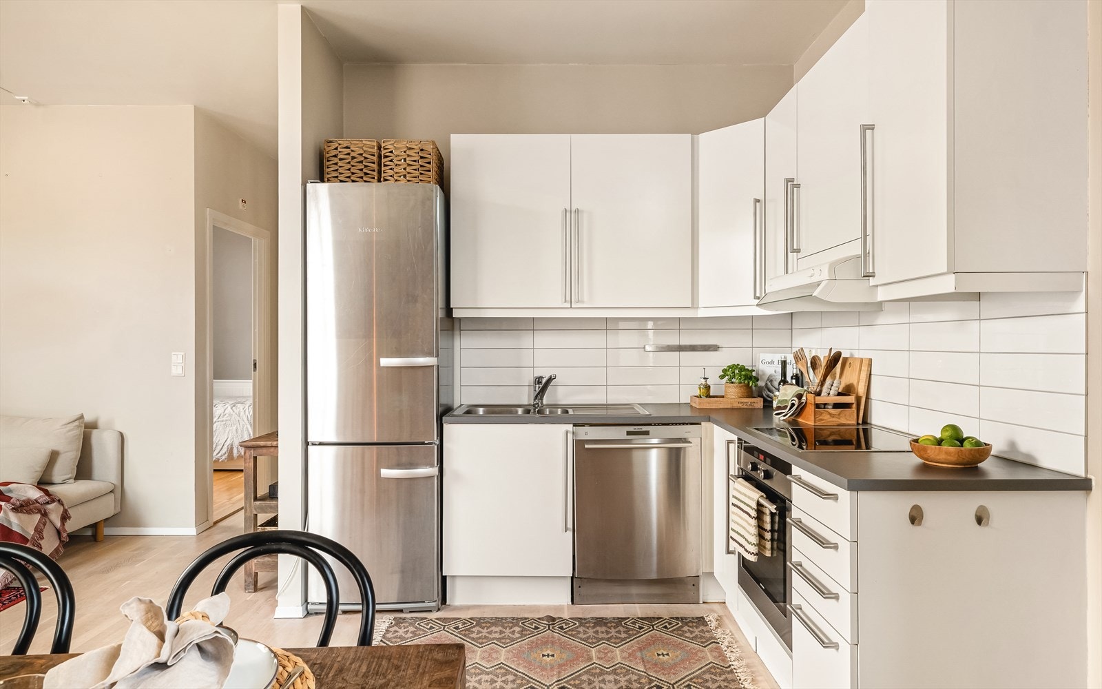 - Tidløs kjøkkeninnredning med slette fronter og laminat benkeplate - Galleribilde