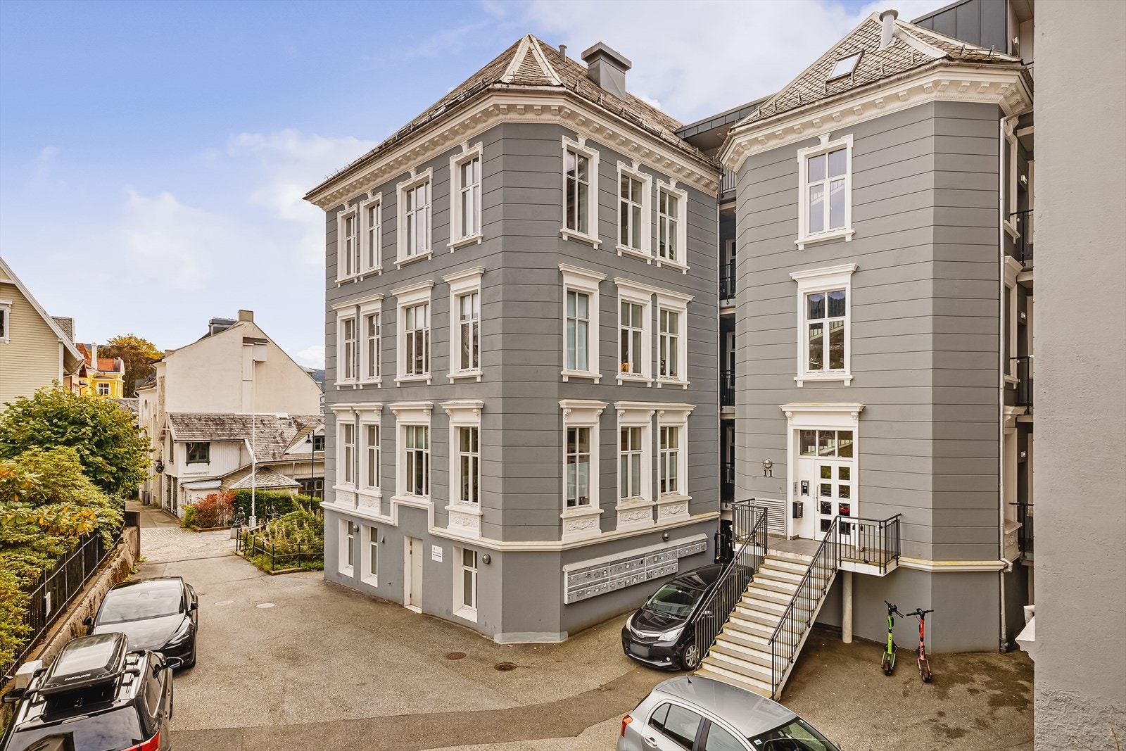 - Sameiet har én felles parkeringsplass utenfor bygget, tilgjengelig etter førstemann-til-mølla-prinsippet - Galleribilde