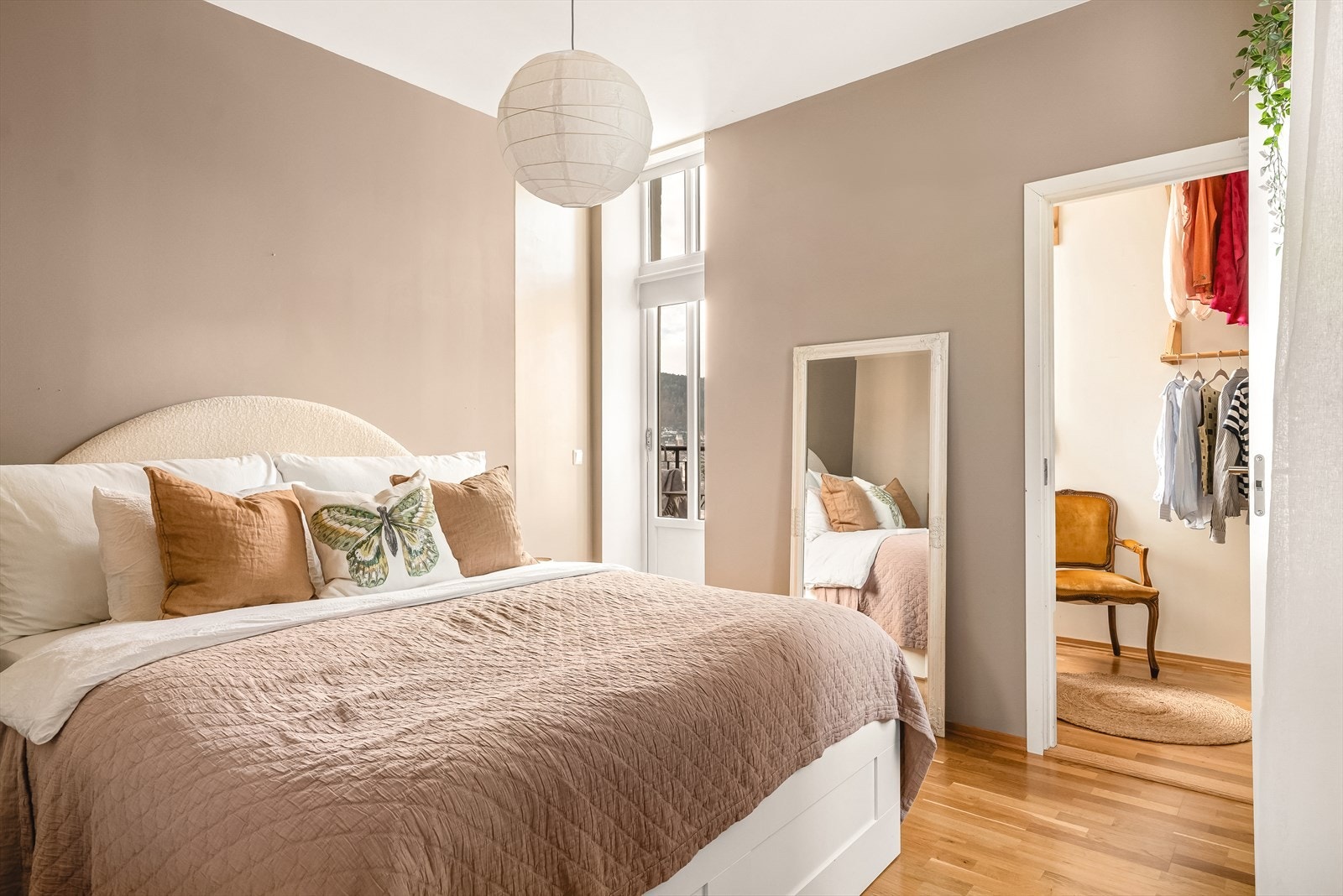 - Hovedsoverommet er av god størrelse på 9,7 m² med tilknytning til både balkong og omkledningsrom - Galleribilde