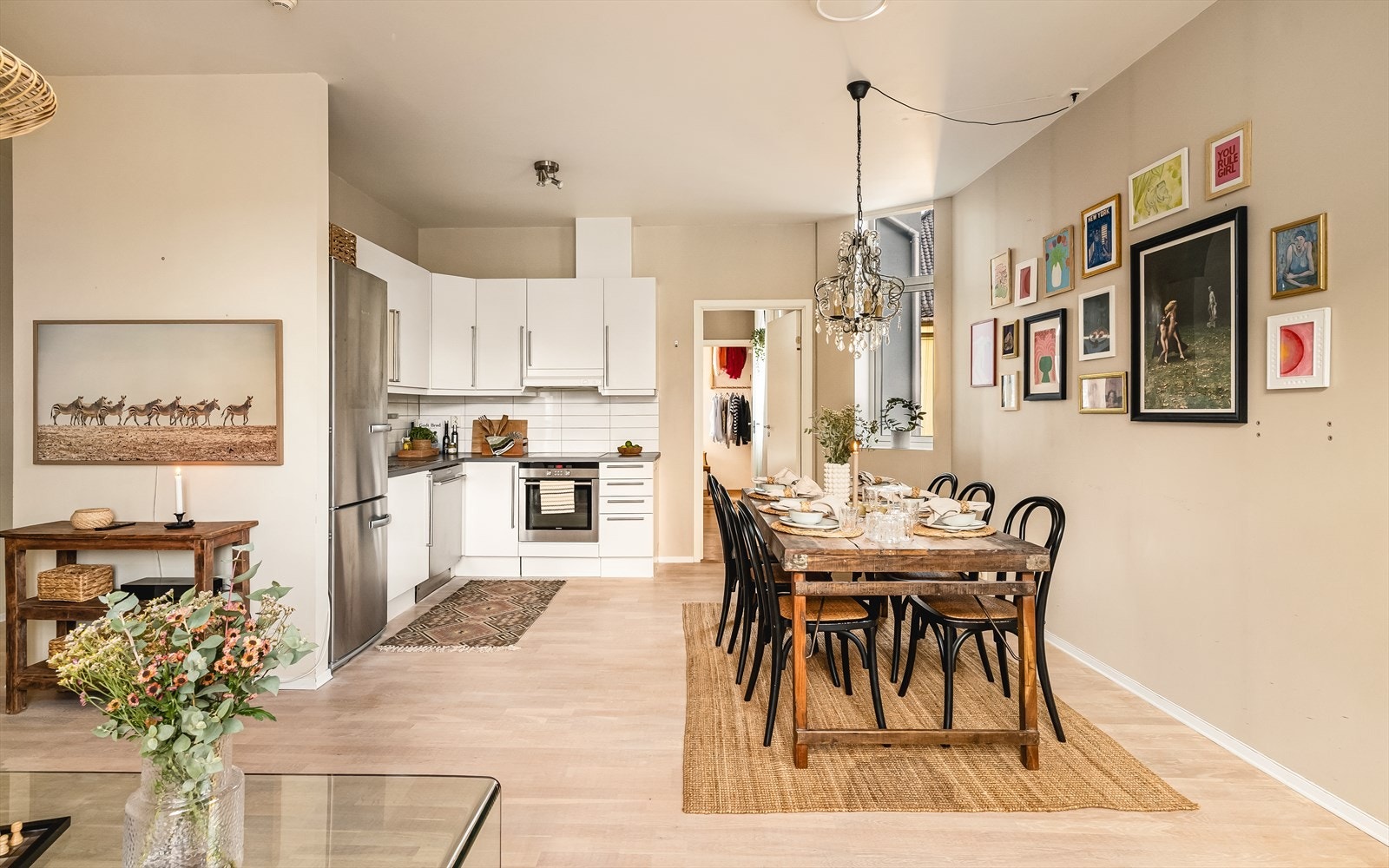 - Stue/kjøkken er malt i fine stilrene farger som gjør det enkelt å innrede etter - Galleribilde