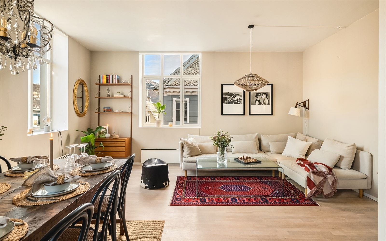 - Leiligheten har et internt bruksareal på 65m² og inneholder entré/gang, stue/kjøkken, 2 soverom, omkledningsrom og bad - Galleribilde