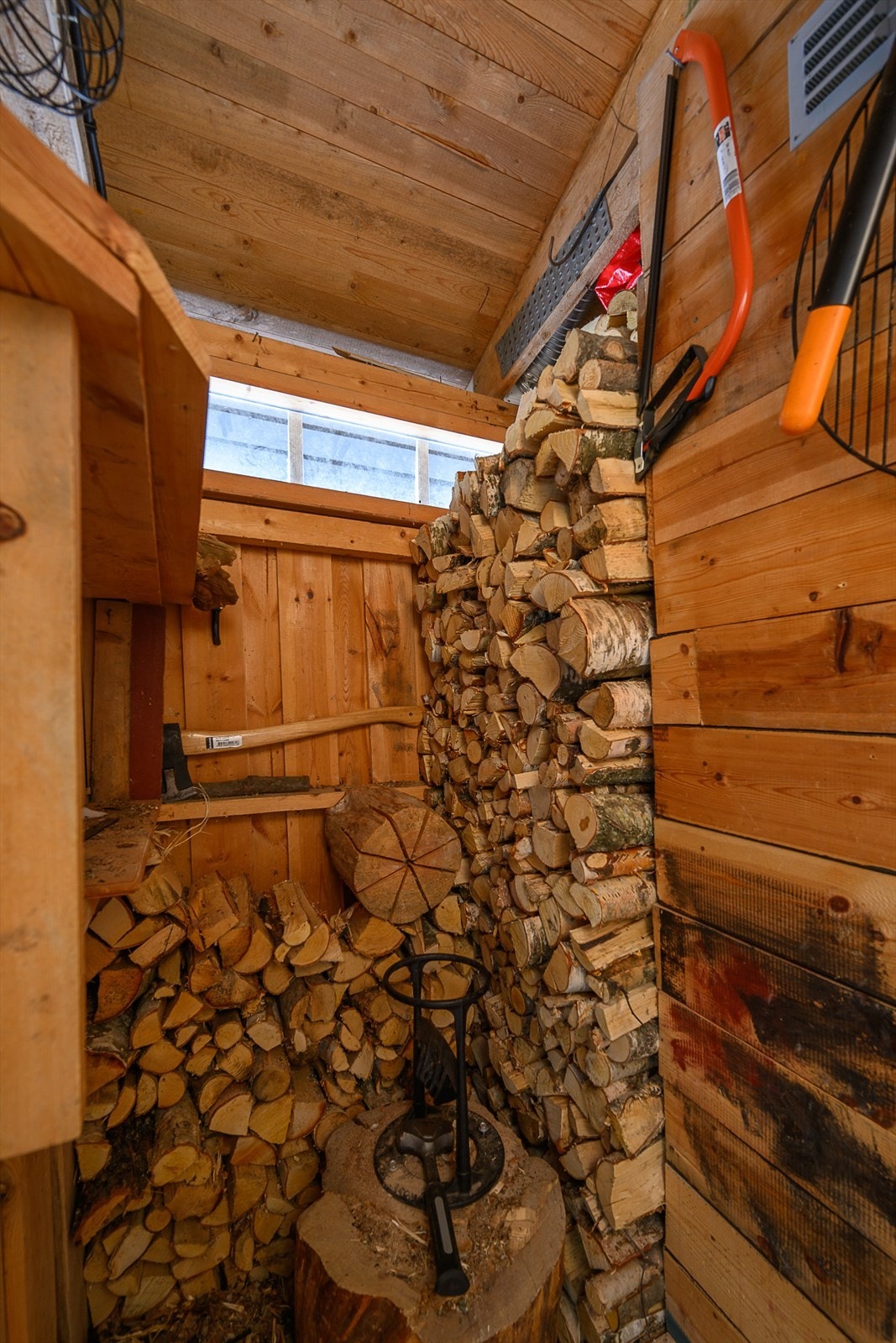 Praktisk utvendig bod med plass til ved. Galleribilde