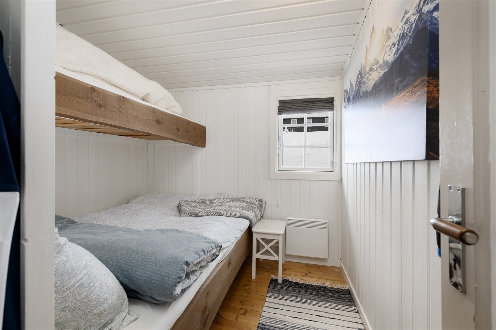 Det tredje soverommet er innredet med plassbygget køyeseng. Lysmalte vegger og tak. Galleribilde