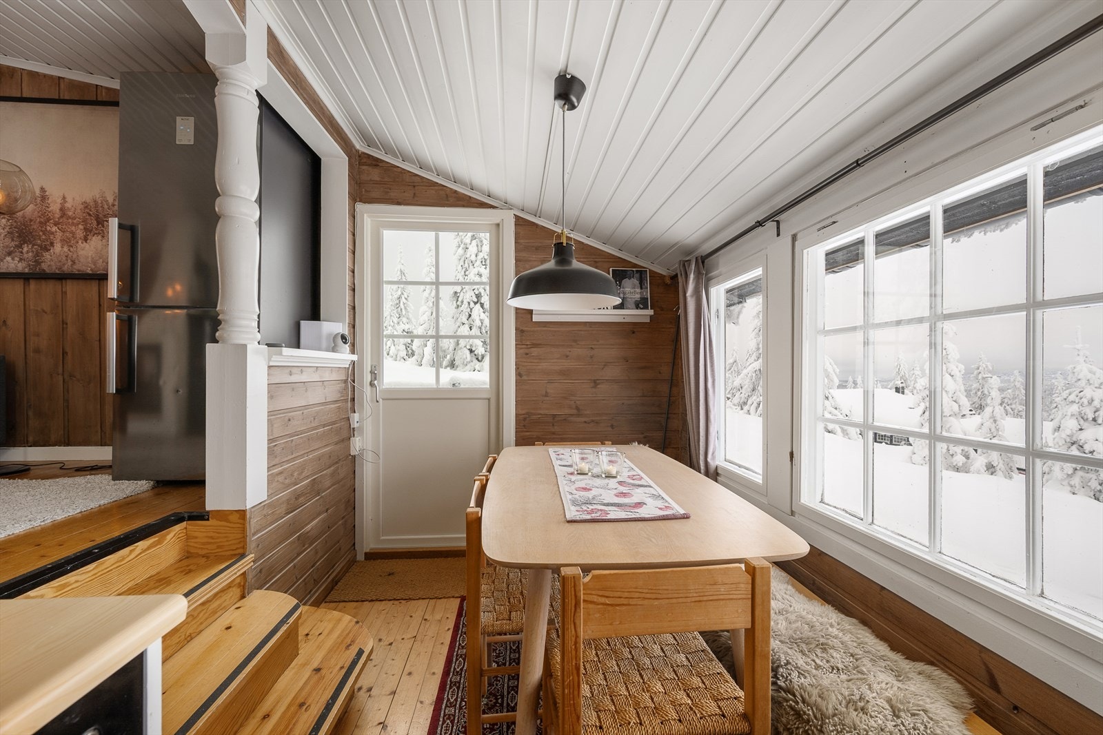 Fra kjøkkenet er det direkte utgang til en av hyttas terrasser. Galleribilde