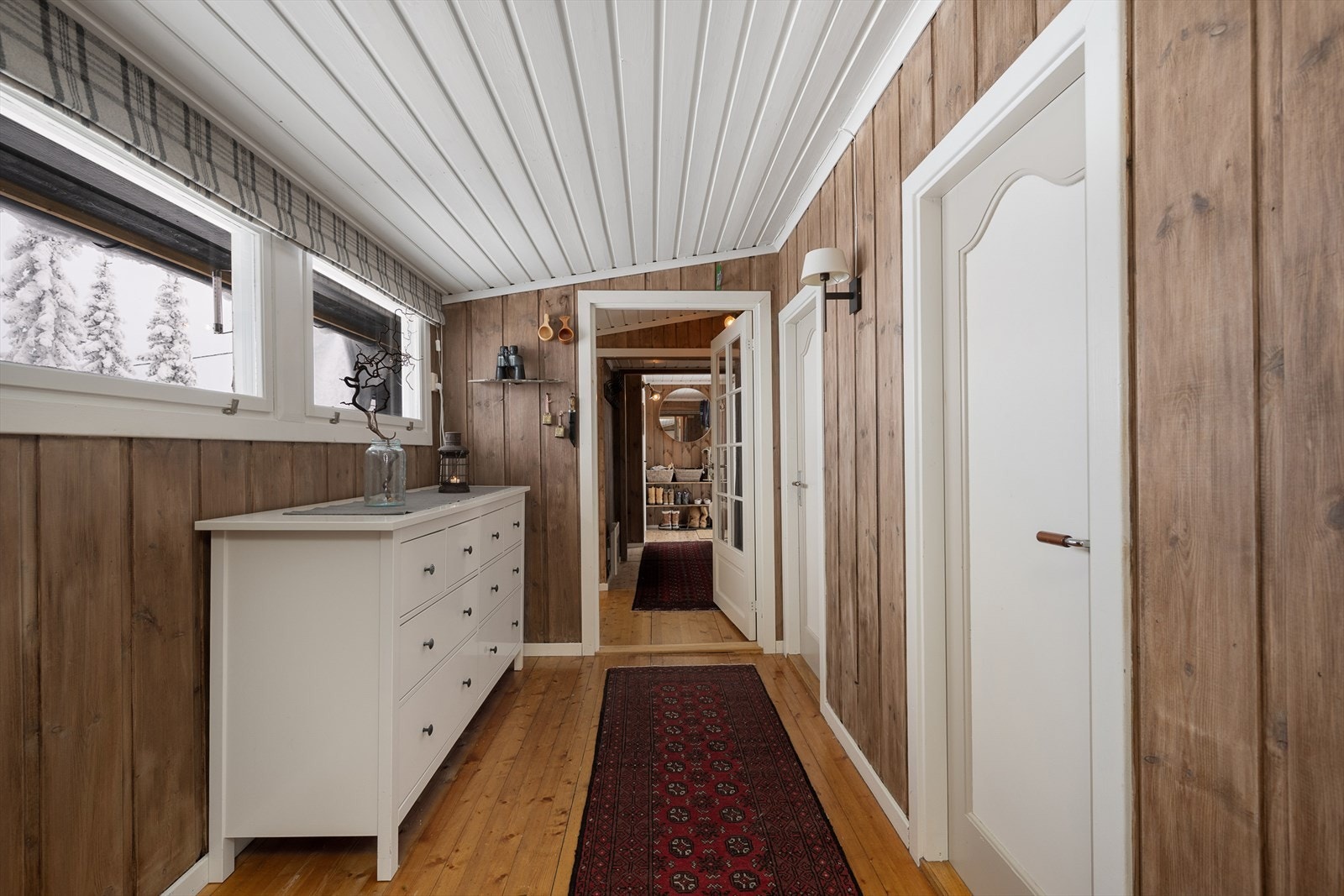 Gangen binder sammen hyttas ulike deler på en funksjonell måte. Galleribilde