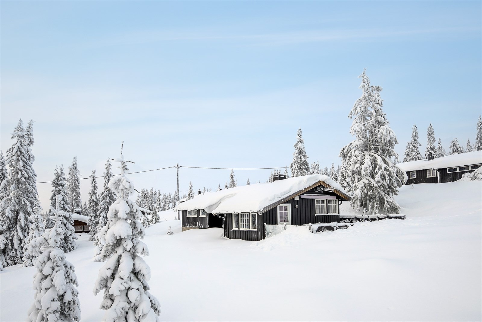 Hytta ligger fint plassert i terrenget. Galleribilde