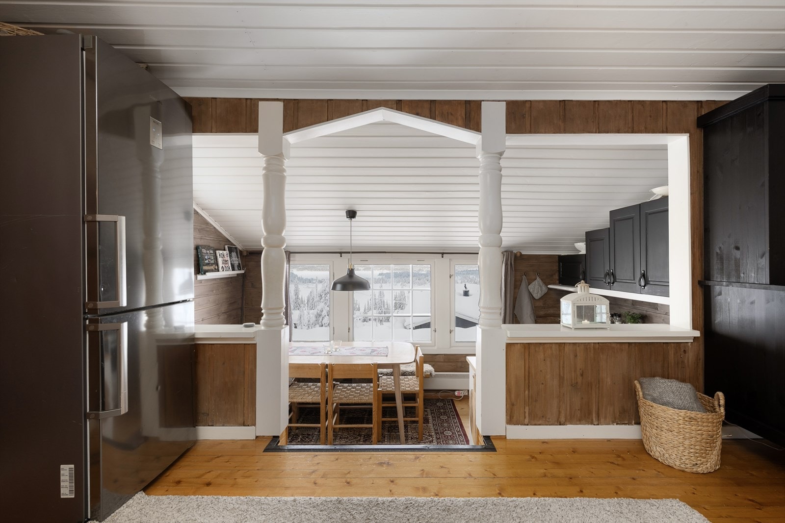 Et nedsenket nivå skiller kjøkken og spiseplass fra stua. Fin lyseffekt også inn i stua fra vinduene på kjøkkenet. Galleribilde