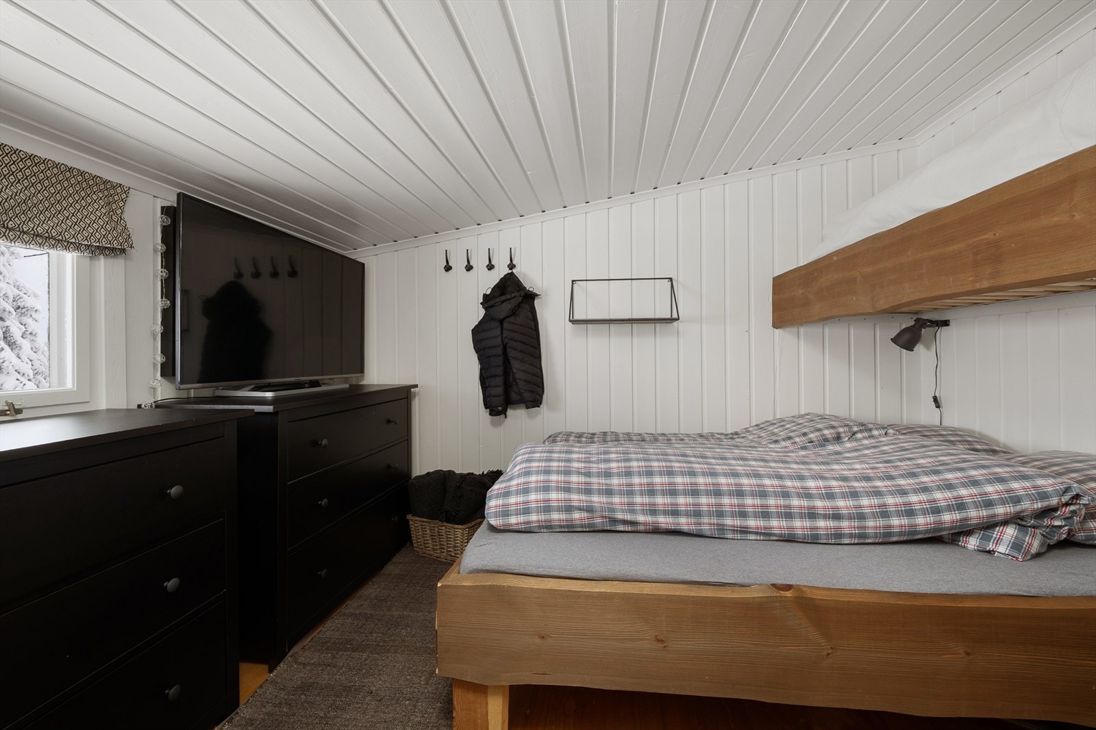 Hovedsoverommet er innredet med dobbeltseng. Plass til møbler for oppbevaring. Galleribilde