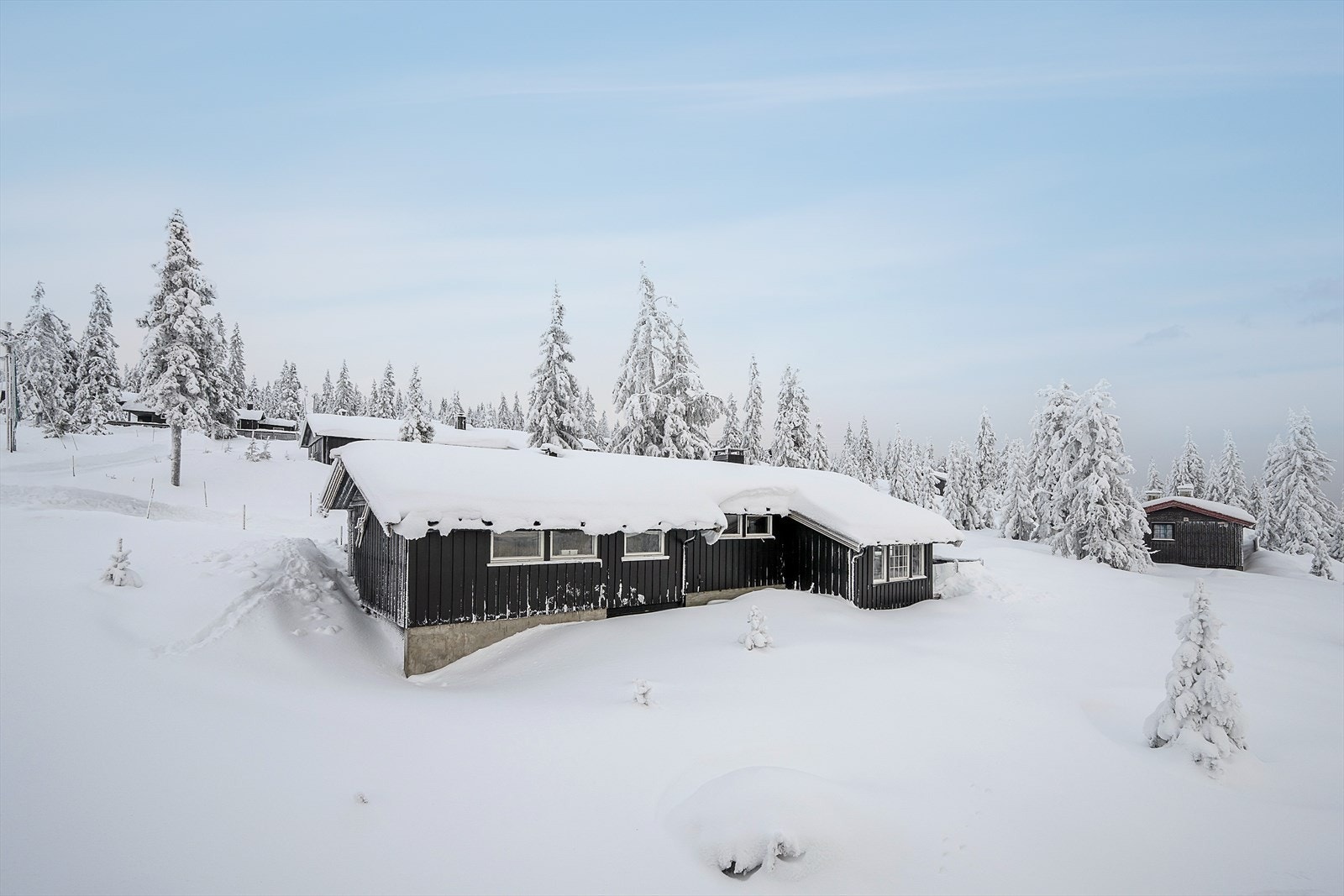 Hytta ligger fint til i terrenget med et godt utgangspunkt for turer og aktiviteter hele året. Tett på skiløyper og turstier. Galleribilde