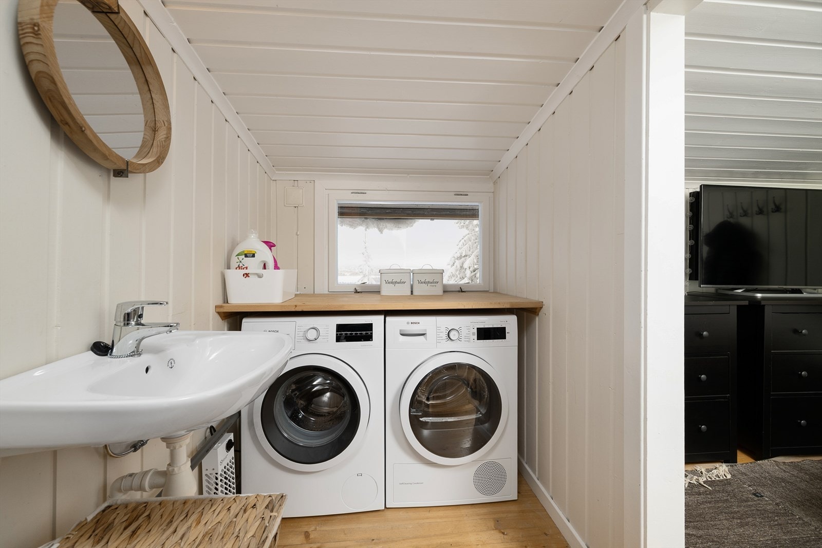 Vaskerom med opplegg for vaskemaskin og tørketrommel, samt benkeplass. Servant. Galleribilde