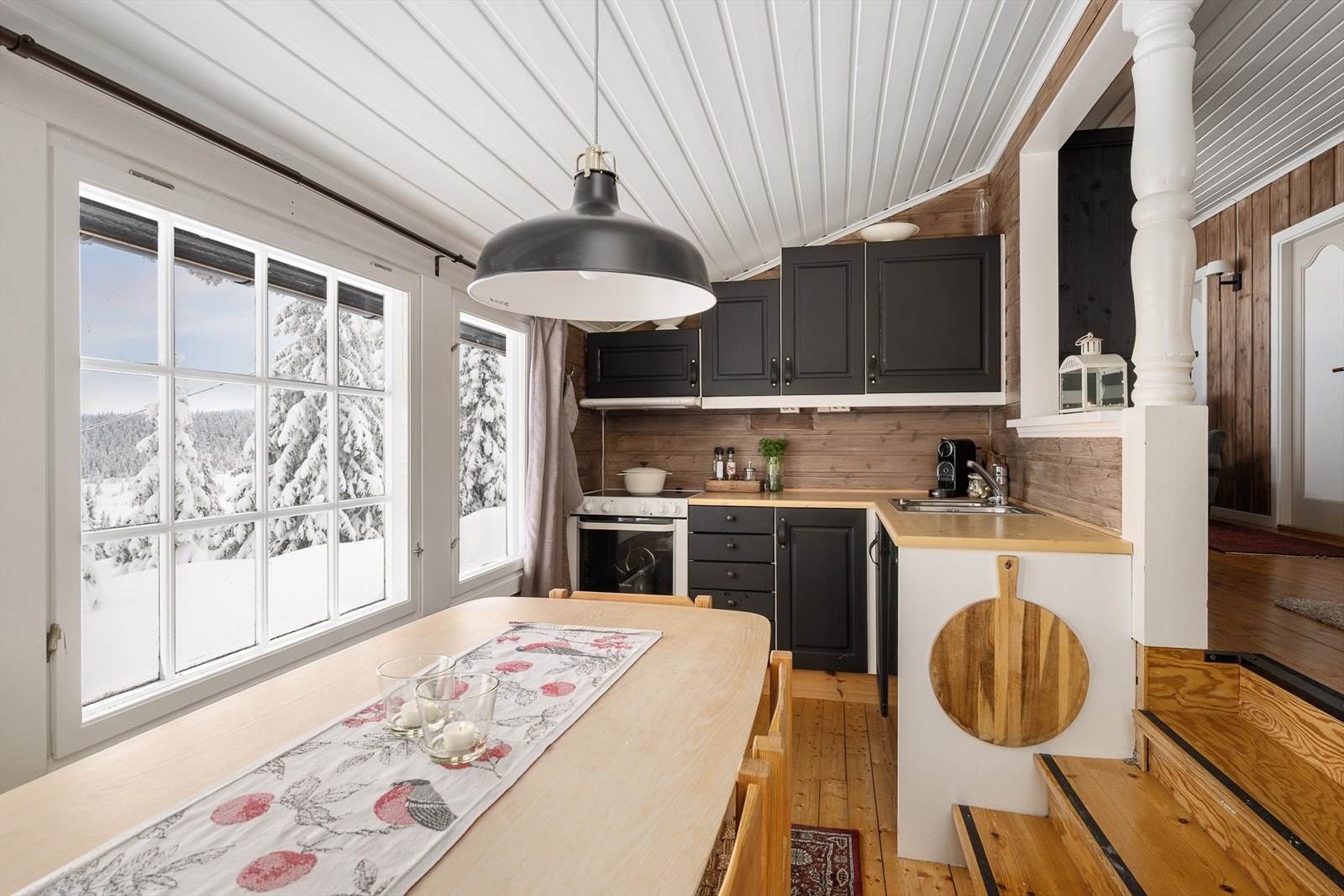 Praktisk og funksjonelt kjøkken med mye naturlig lysinnslipp. Utsikten kan fint nytes gjennom vinduene. Galleribilde