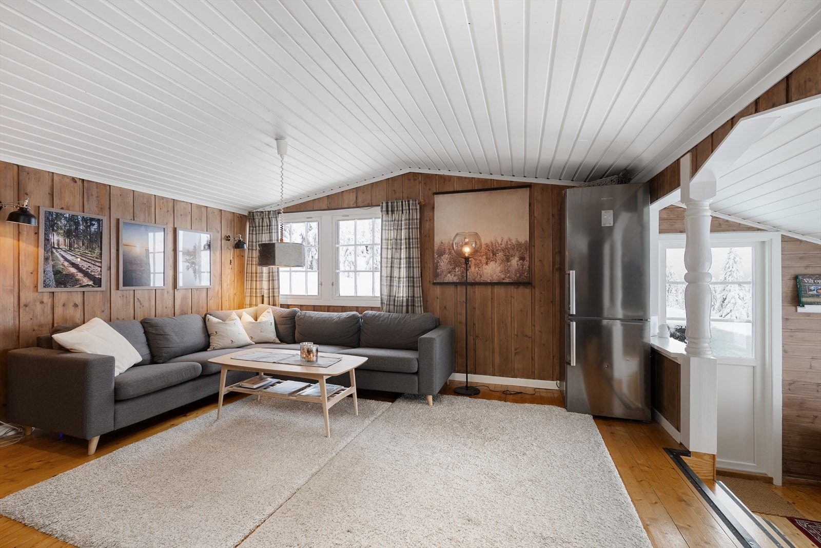 Koselig stue med god plass til en sofagruppe. Åpent ned til kjøkken og spiseplass. Galleribilde