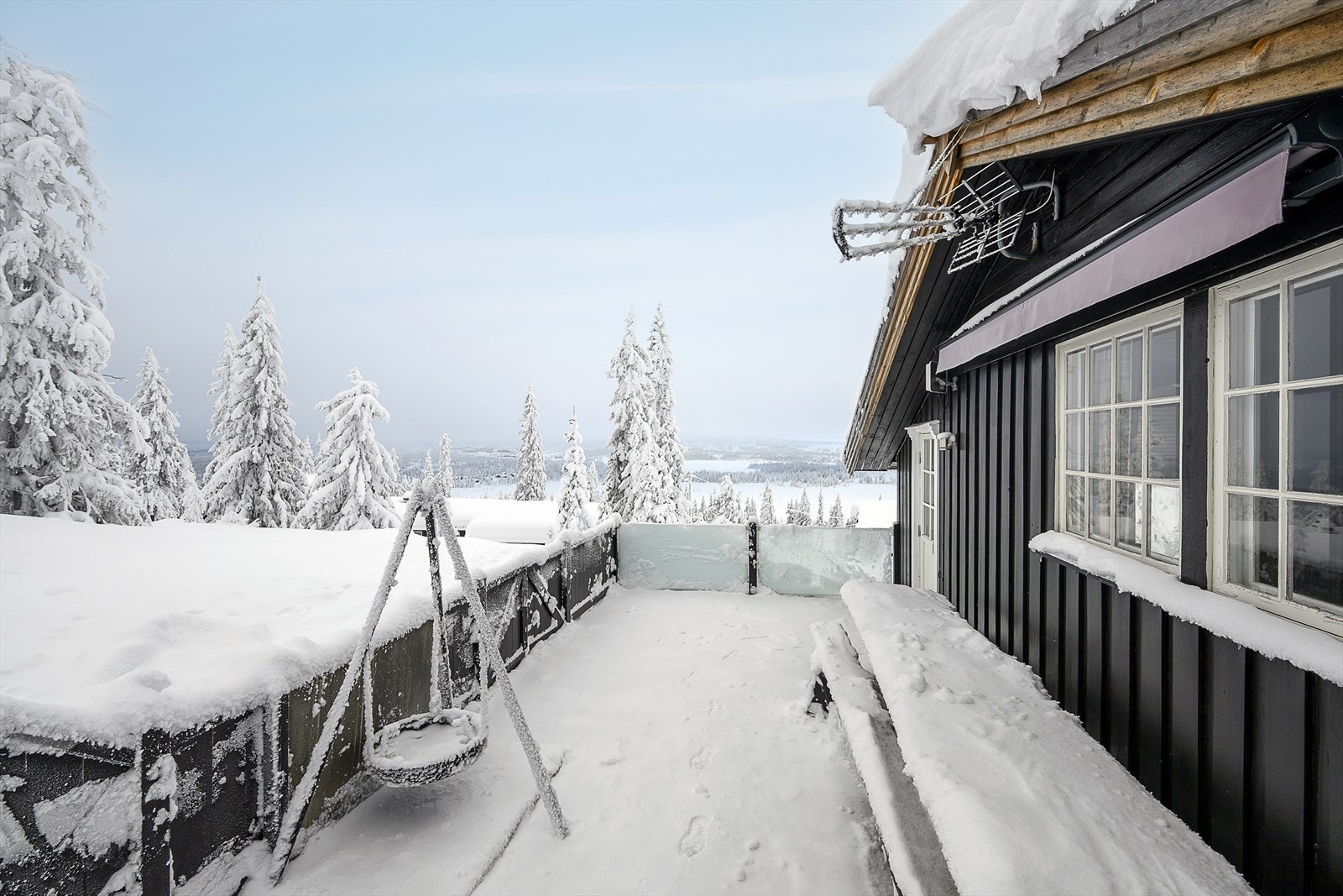 Hytta har en romslig og god terrasse som innbyr til avslapning i hytteveggen. Her sitter du forholdsvis skjermet for innsyn. Galleribilde