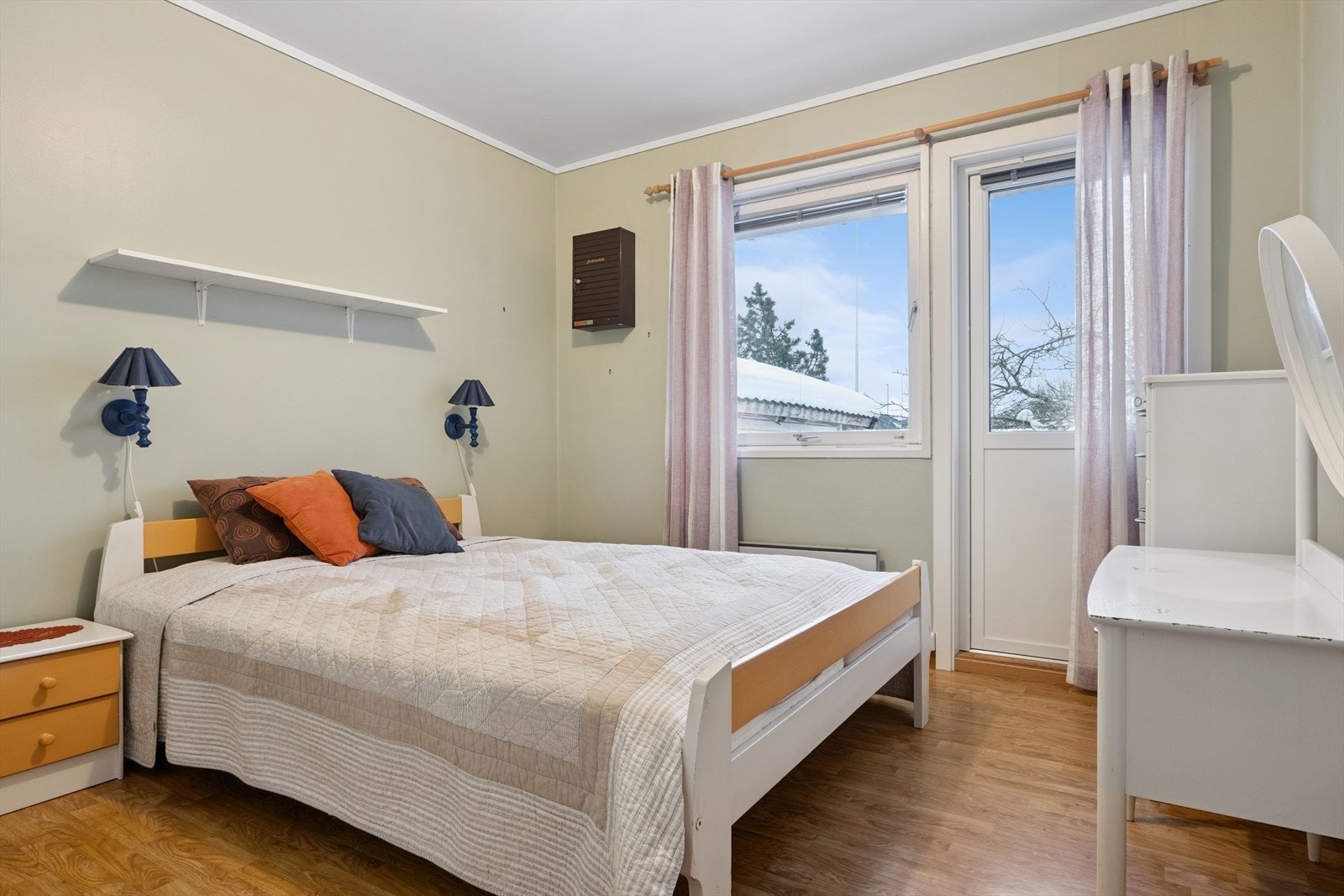 Boligen har 3 stk. soverom. Hovedsoverom ca. 11 kvm. Egen utgang til veranda. Galleribilde