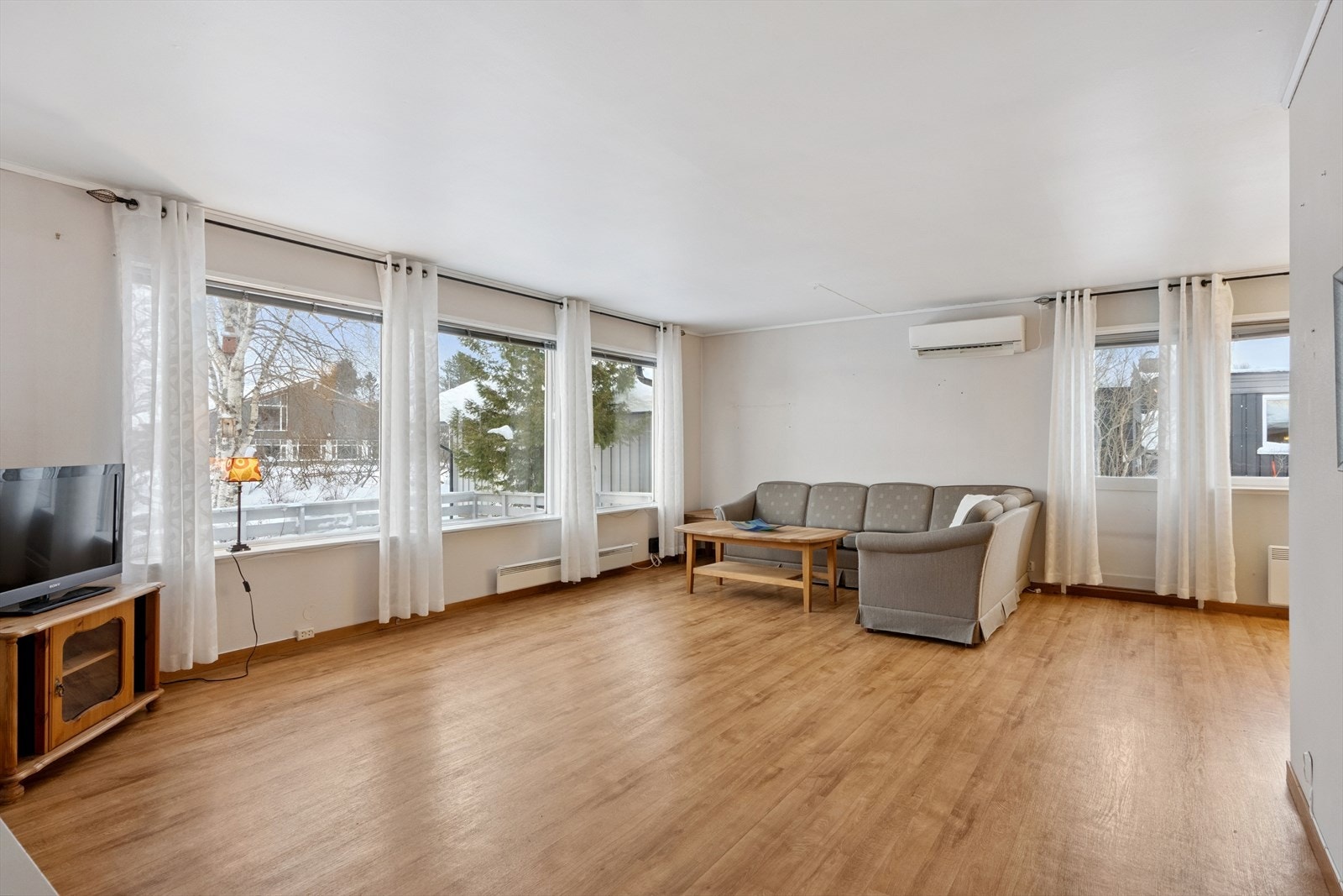 Åpen stue med varmepumpe. Stue og kjøkken tilsammen ca.45,5 kvm. Galleribilde