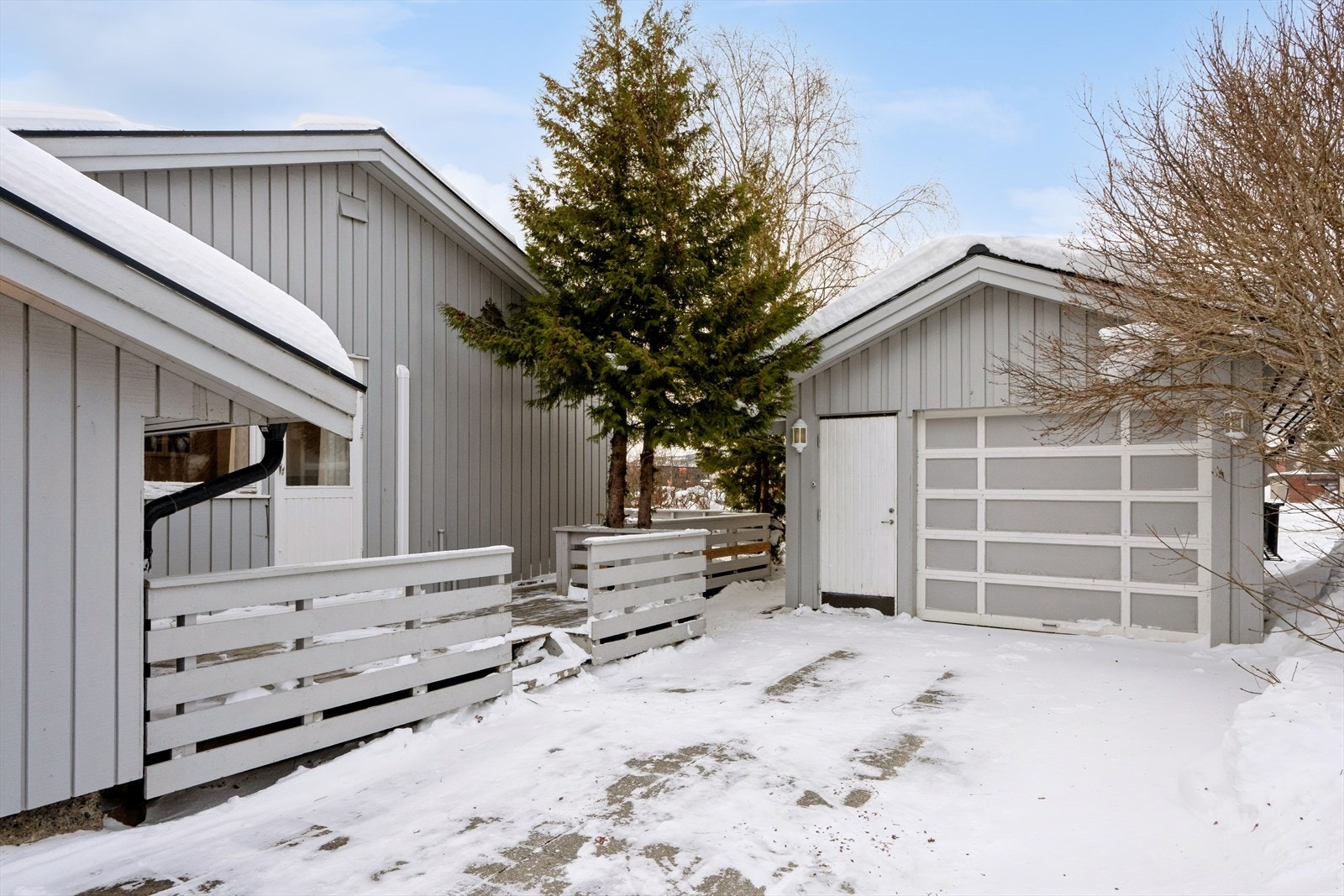 Garasje med større bod i bakkant. Galleribilde