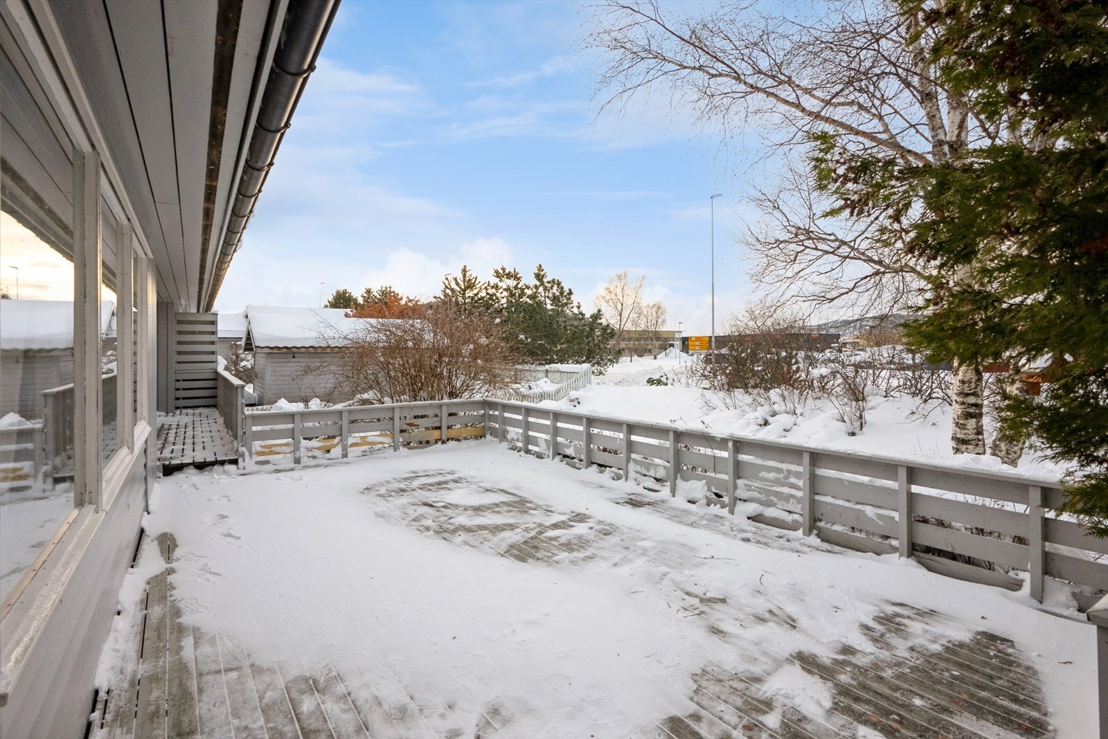 Romslig veranda på ca. 50 kvm. Gode lys og solforhold med bla. kveldssol. Galleribilde