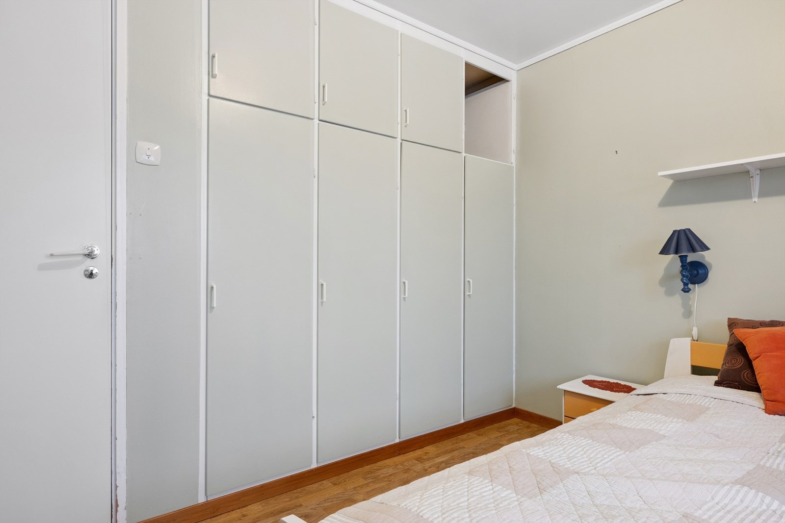 Godt med skapplass på hovedsoverom Galleribilde