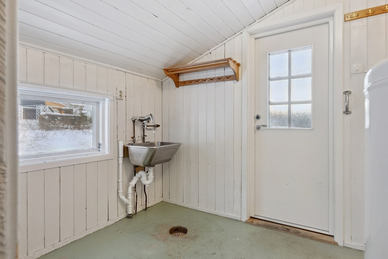 Vaskerommet har adkomst fra utsiden og fra kjøkkenet. Praktisk. Galleribilde