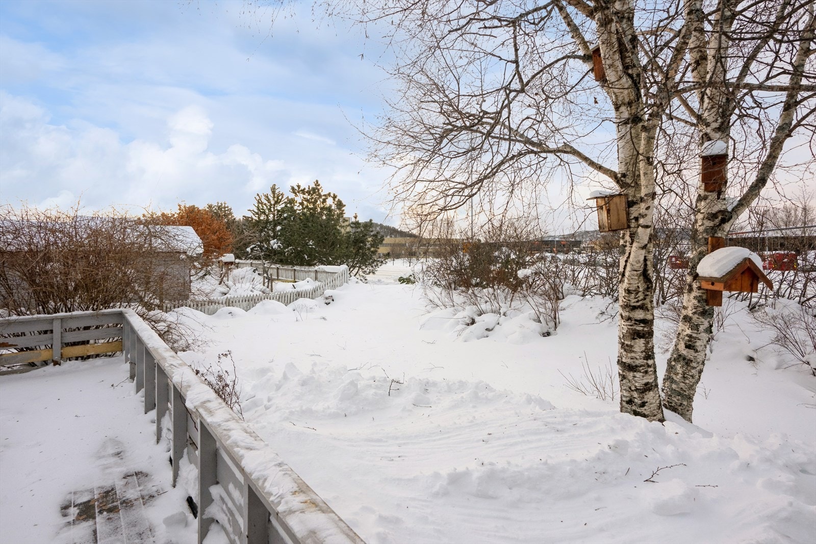 Barnevennlig beliggenhet med kort veg til barnehage, idrettsanlegg, gang og sykkelveg, turstier m.m. Sokner til Høknes skole. Galleribilde