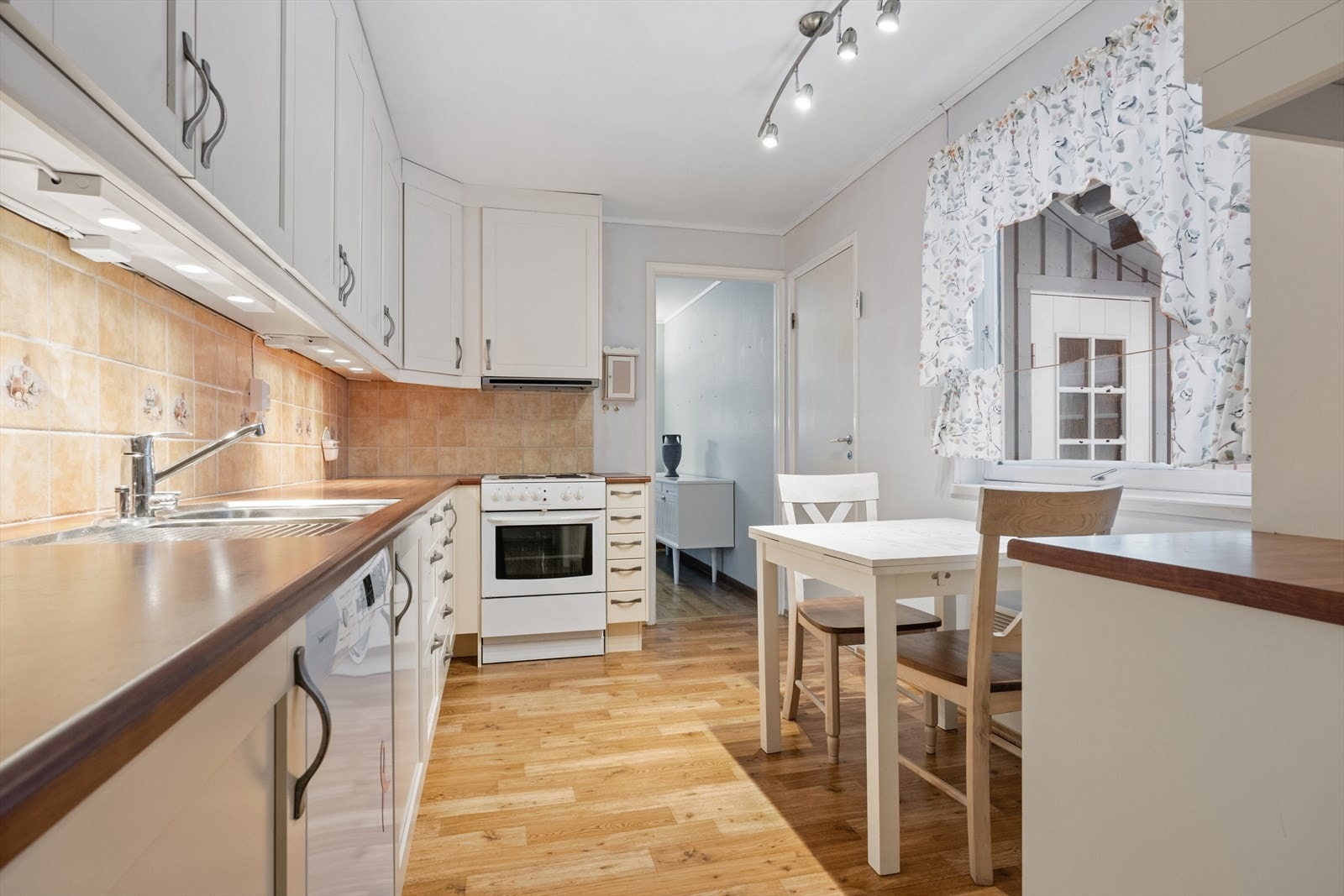 Kjøkken med spiseplass Galleribilde